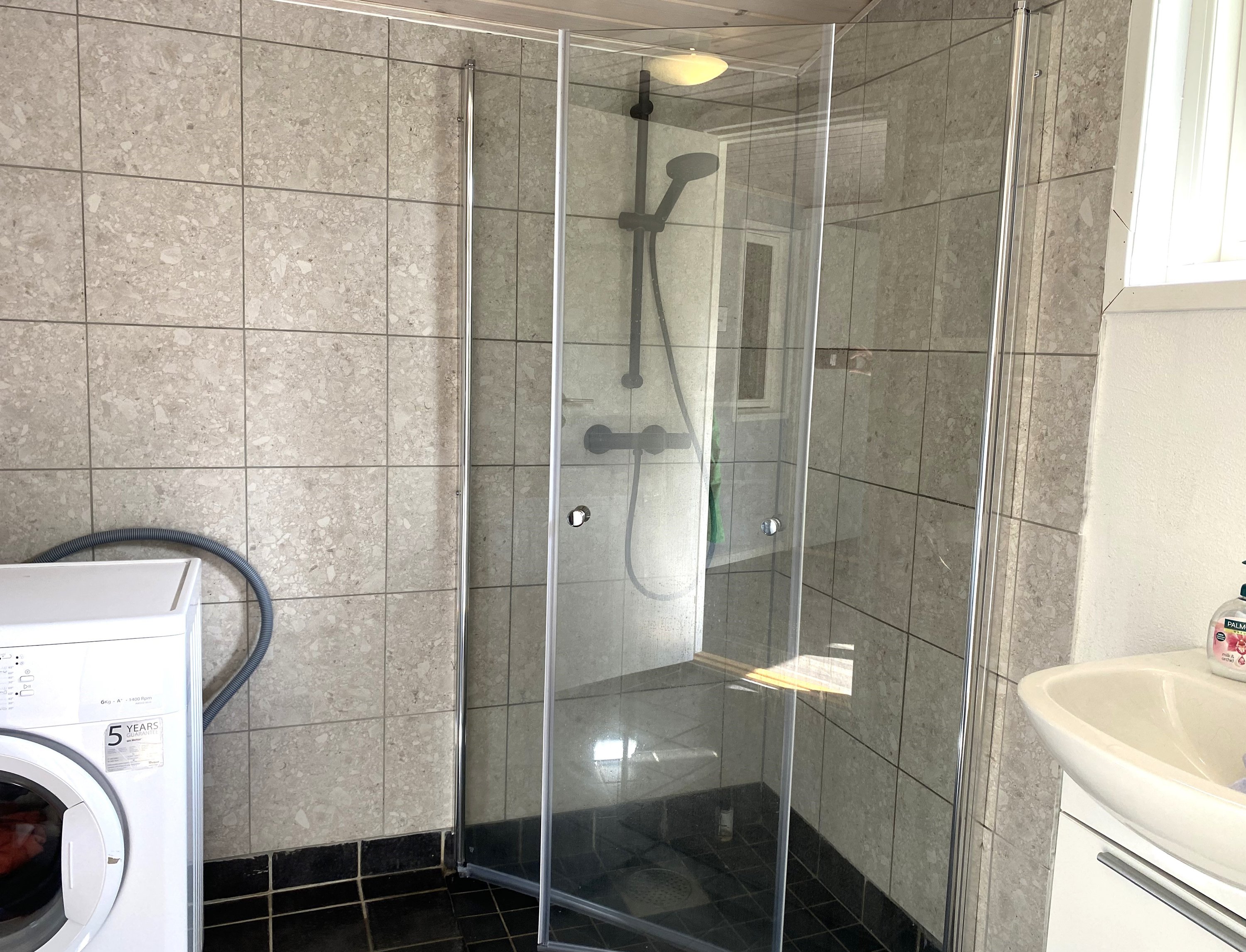 Fremhævet badeværelse billede i fuldskærmstilstand. Billede af Nr. Klit II 36, Lyngså, 9300 Sæby