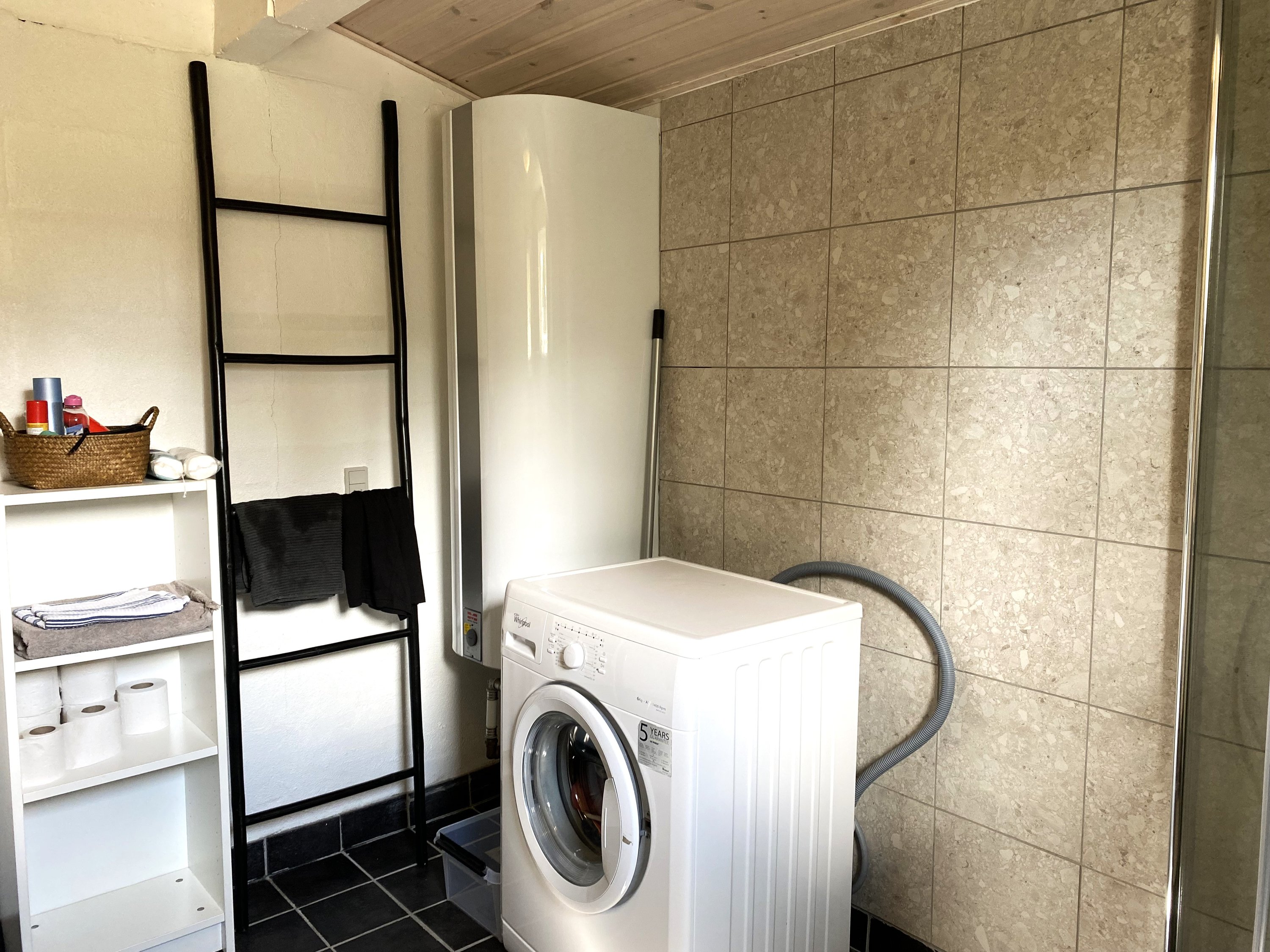 Fremhævet badeværelse billede i fuldskærmstilstand. Billede af Nr. Klit II 36, Lyngså, 9300 Sæby