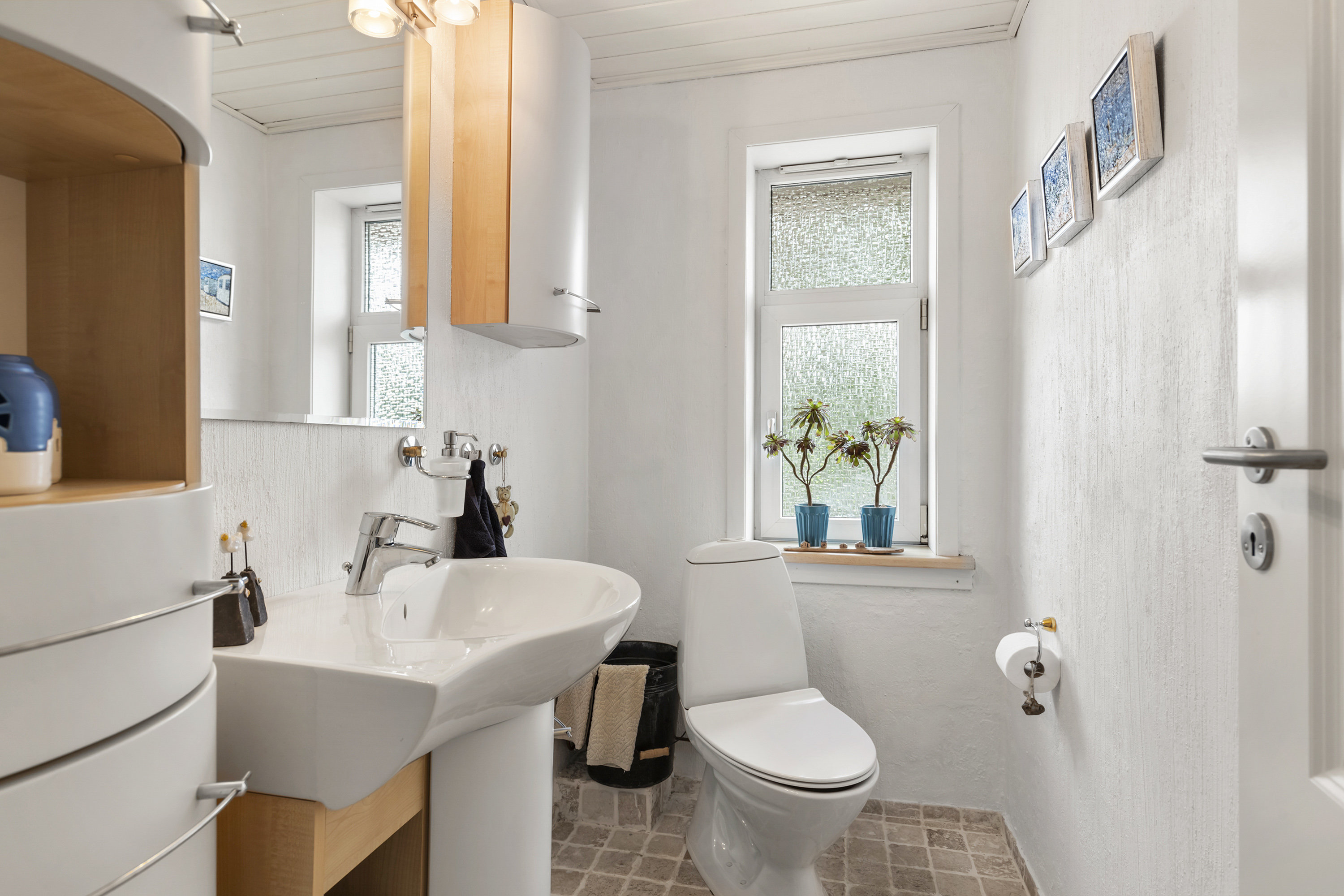 Fremhævet toilet billede i fuldskærmstilstand. Billede af Vrejlevvej 36, 9760 Vrå