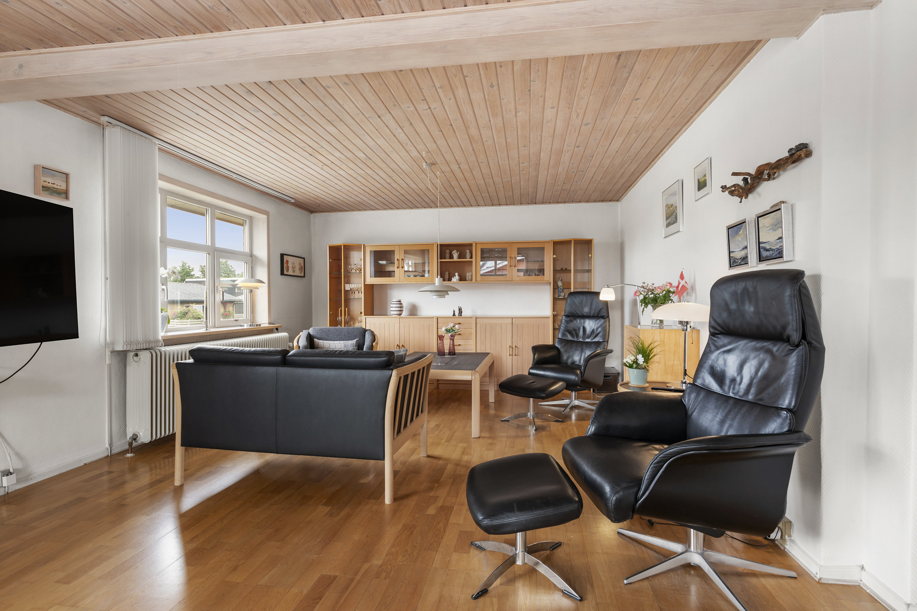 Fremhævet stue billede i fuldskærmstilstand. Billede af Vrejlevvej 36, 9760 Vrå