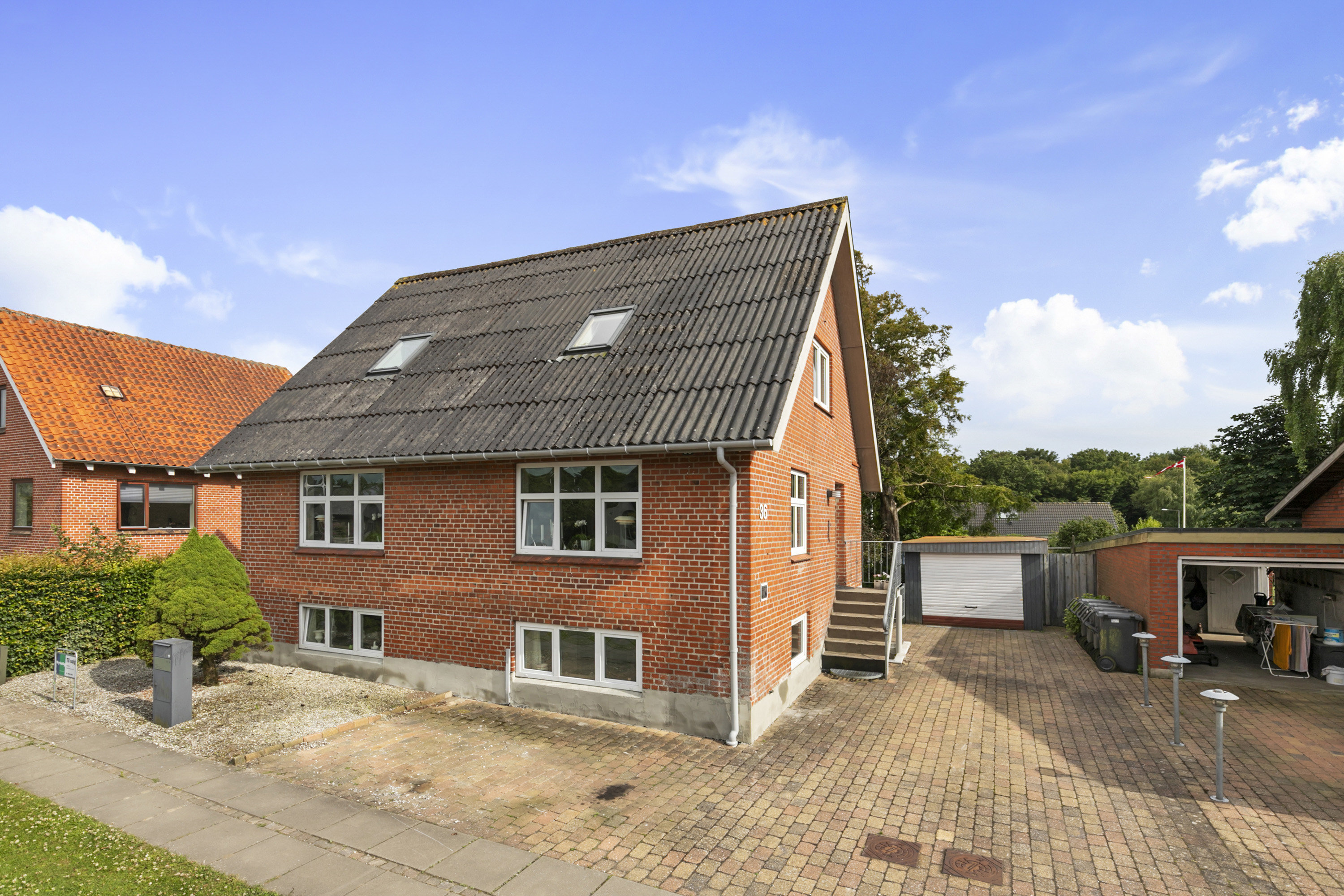 Fremhævet facade billede i fuldskærmstilstand. Billede af Vrejlevvej 36, 9760 Vrå