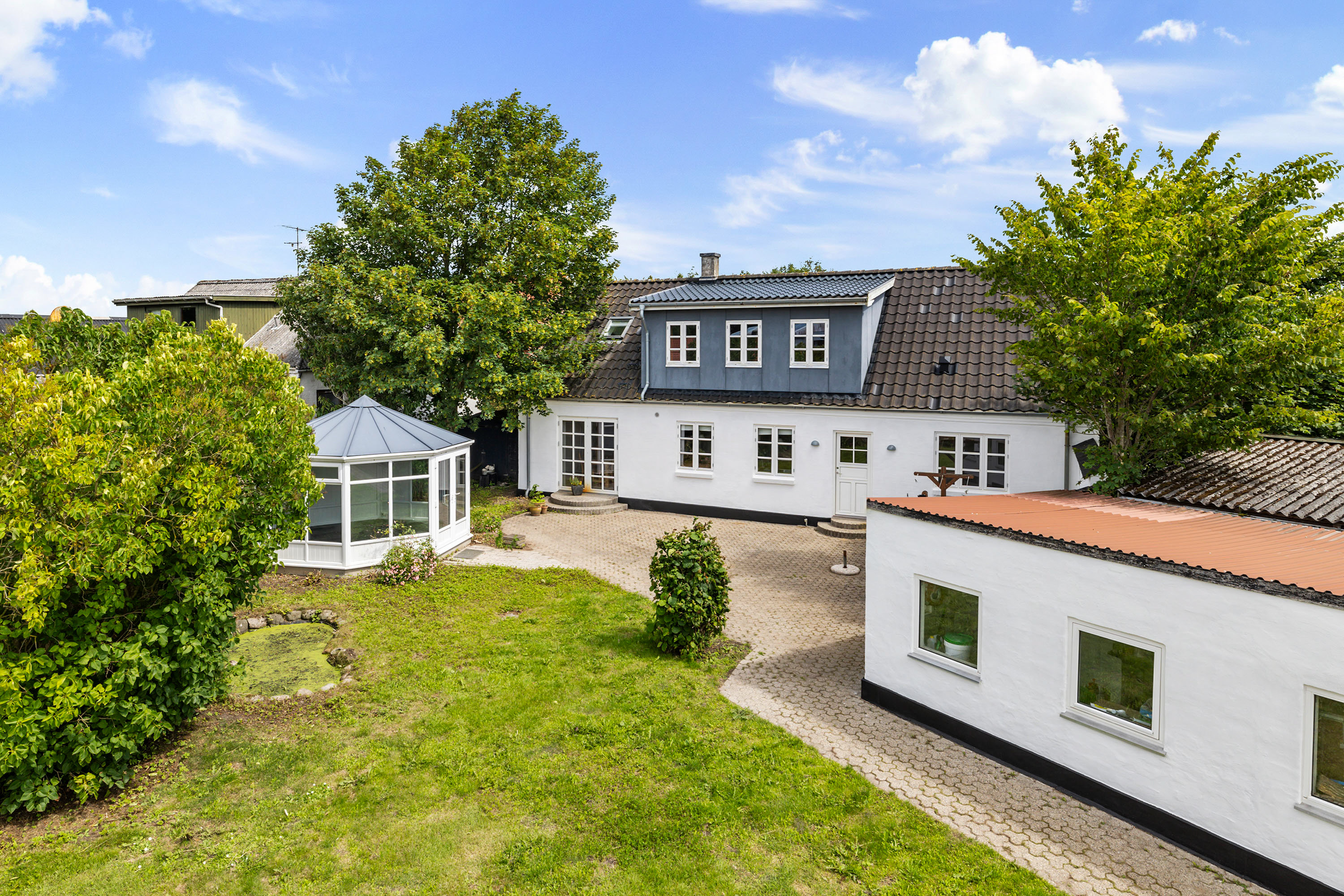 Fremhævet facade billede i fuldskærmstilstand. Billede af Højskolevej 2A, 9760 Vrå