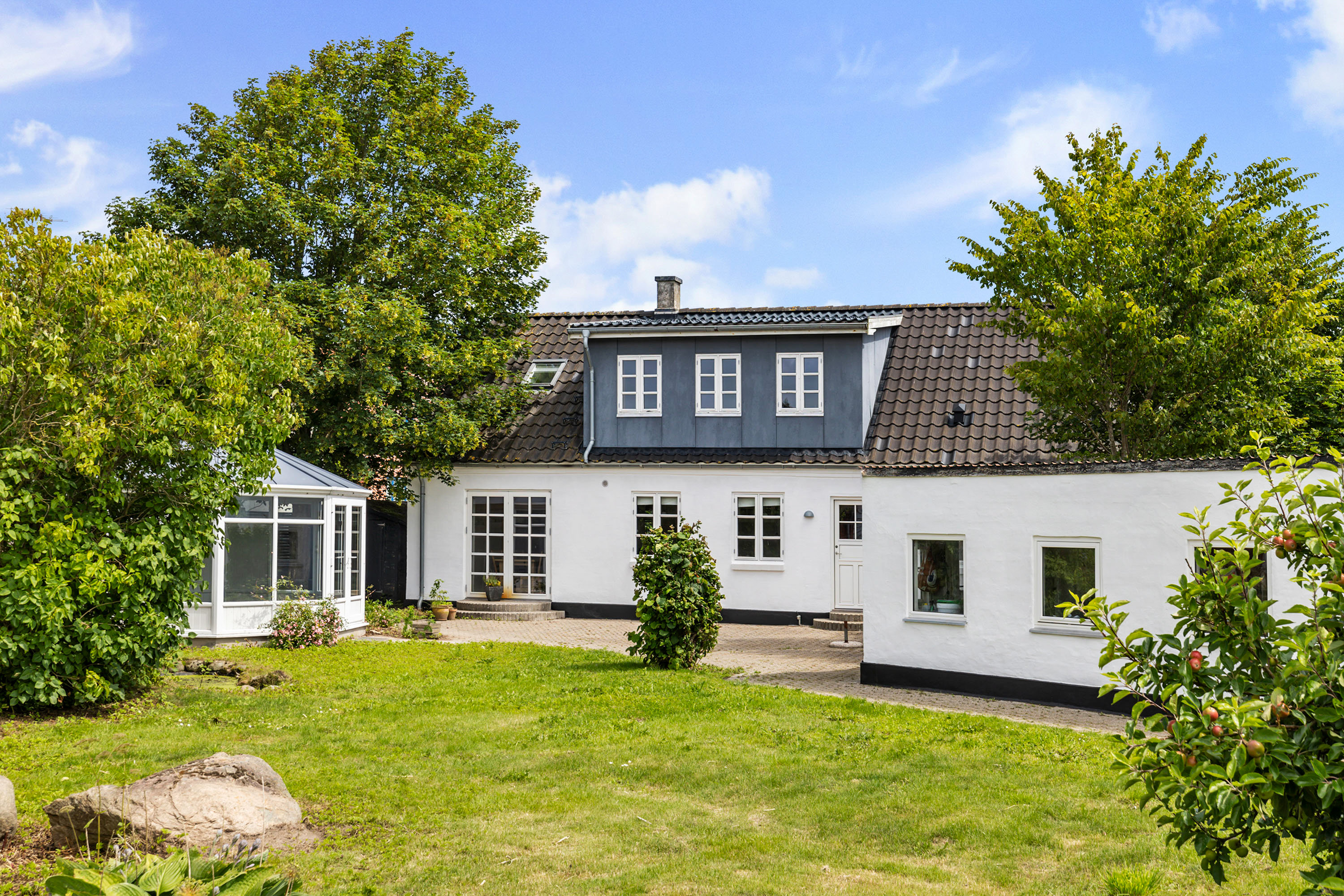 Fremhævet facade billede i fuldskærmstilstand. Billede af Højskolevej 2A, 9760 Vrå