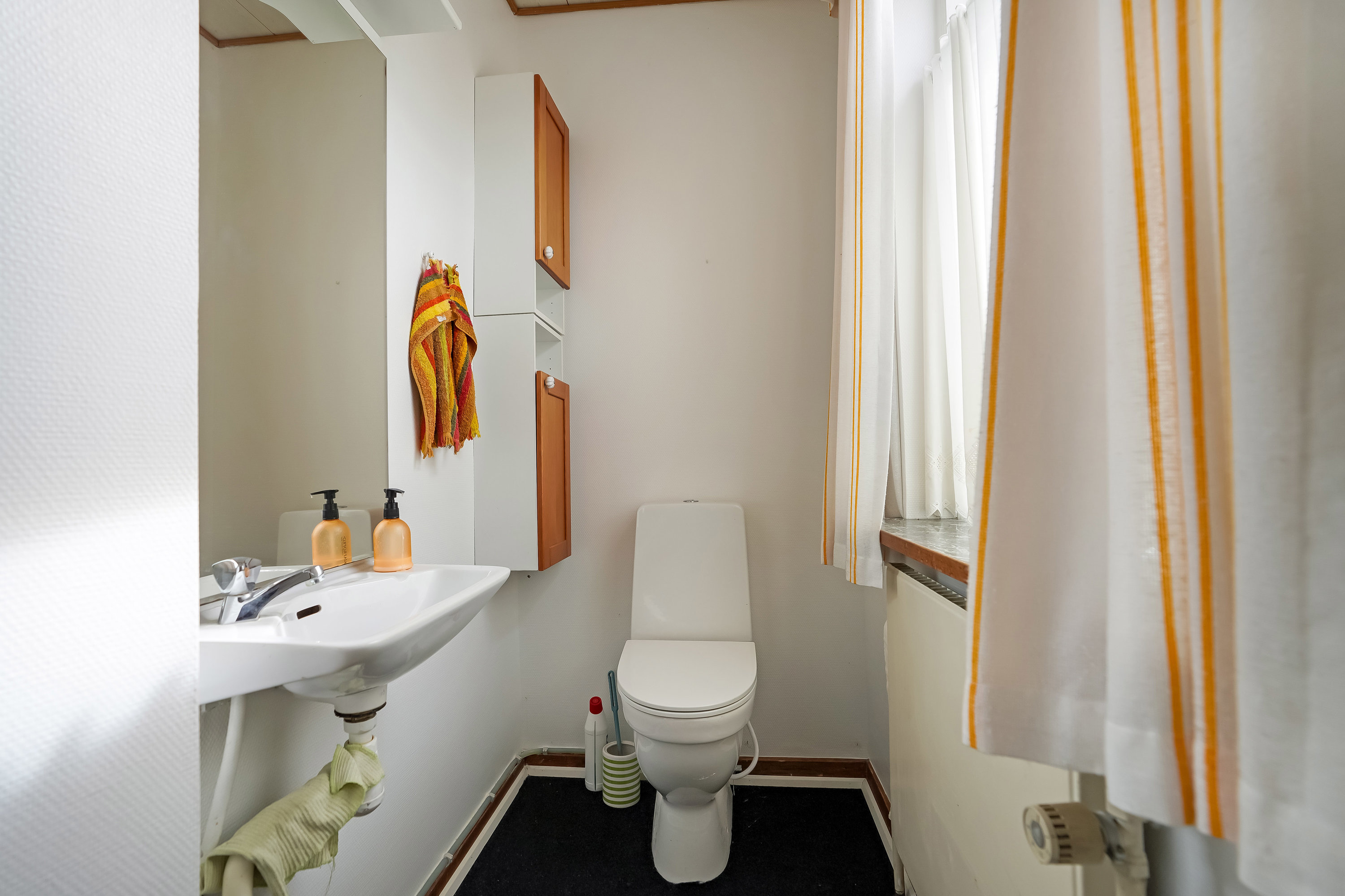 Fremhævet toilet billede i fuldskærmstilstand. Billede af Ronæsskovvej 2, Rolund, 5580 Nørre Aaby