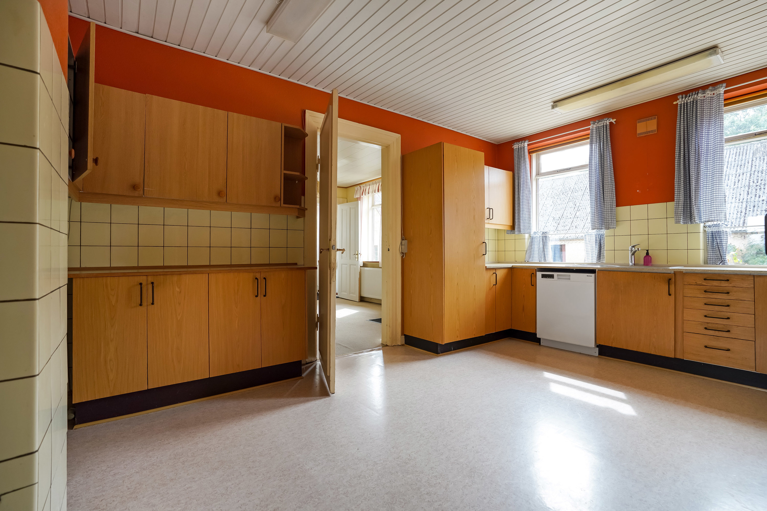 Fremhævet køkken billede i fuldskærmstilstand. Billede af Ronæsskovvej 2, Rolund, 5580 Nørre Aaby