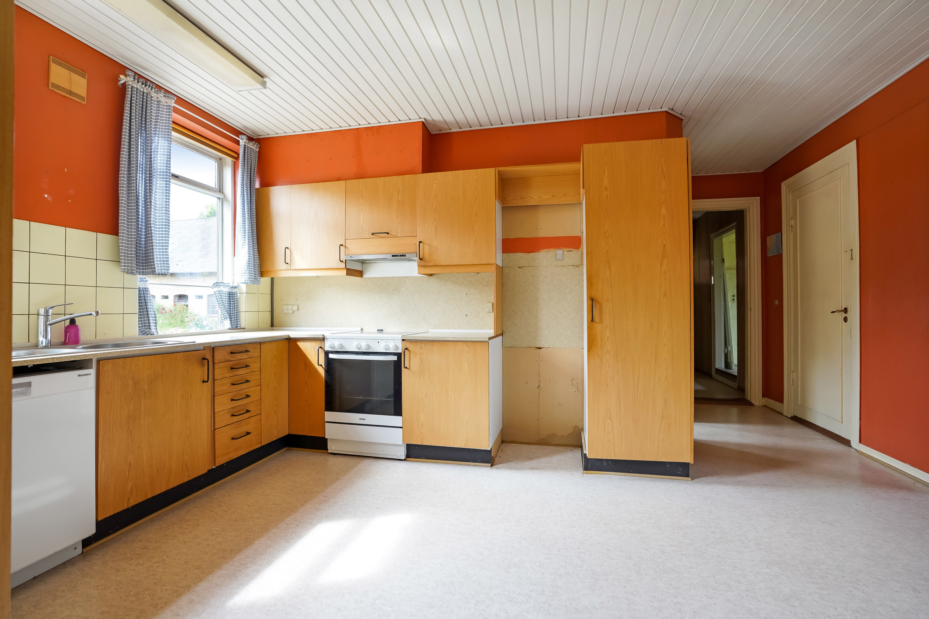 Fremhævet køkken billede i fuldskærmstilstand. Billede af Ronæsskovvej 2, Rolund, 5580 Nørre Aaby