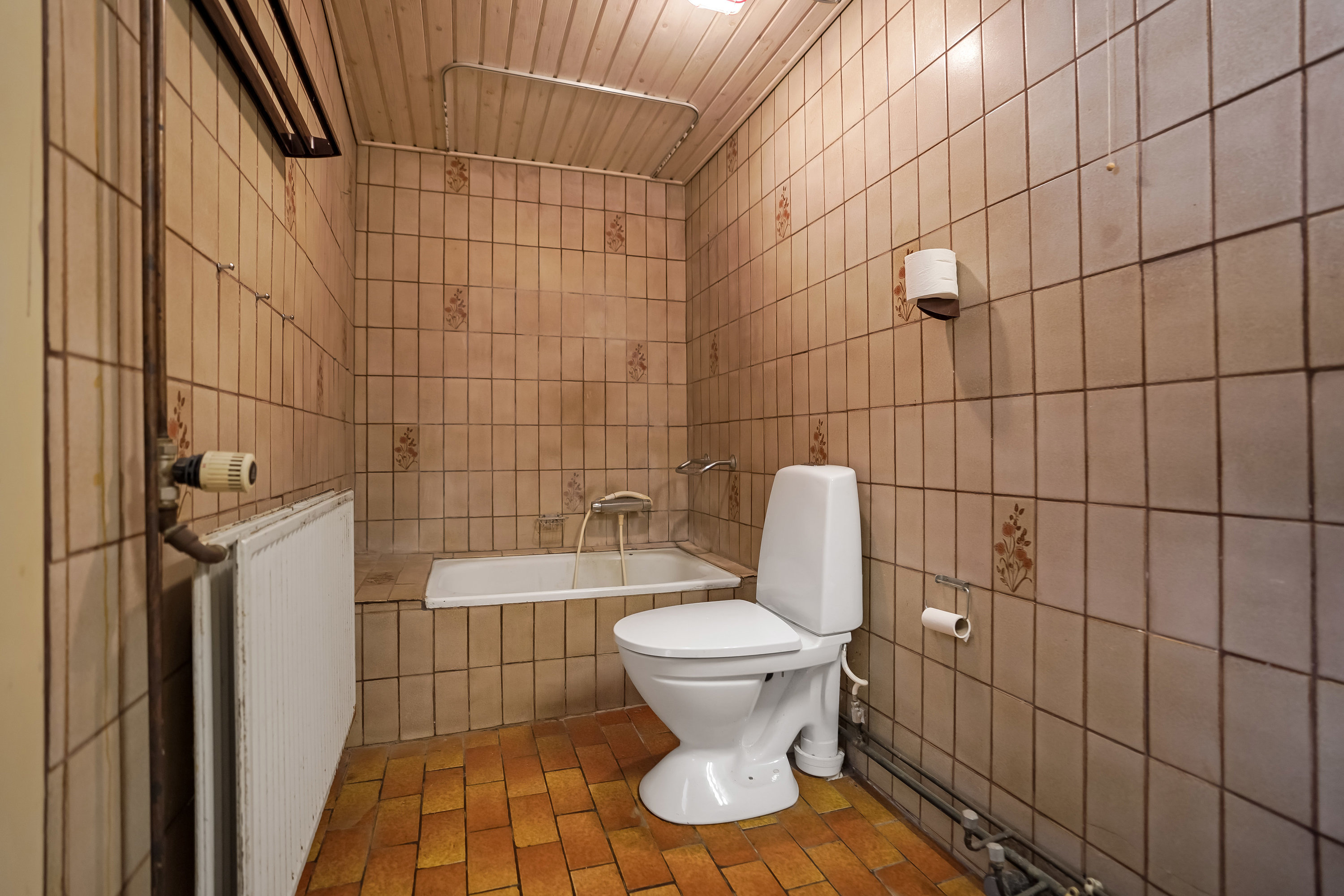 Fremhævet toilet billede i fuldskærmstilstand. Billede af Ronæsskovvej 2, Rolund, 5580 Nørre Aaby