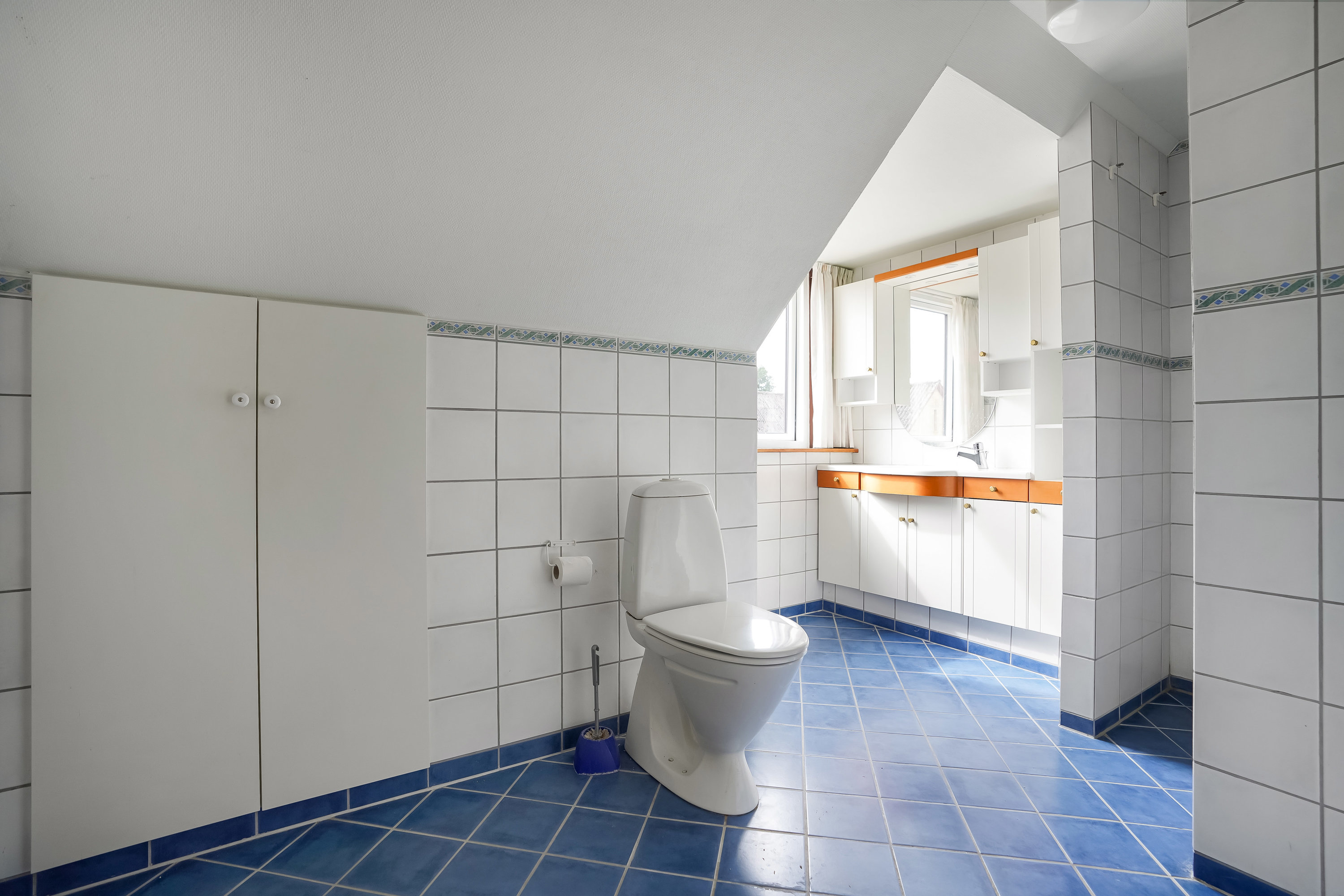 Fremhævet toilet billede i fuldskærmstilstand. Billede af Ronæsskovvej 2, Rolund, 5580 Nørre Aaby