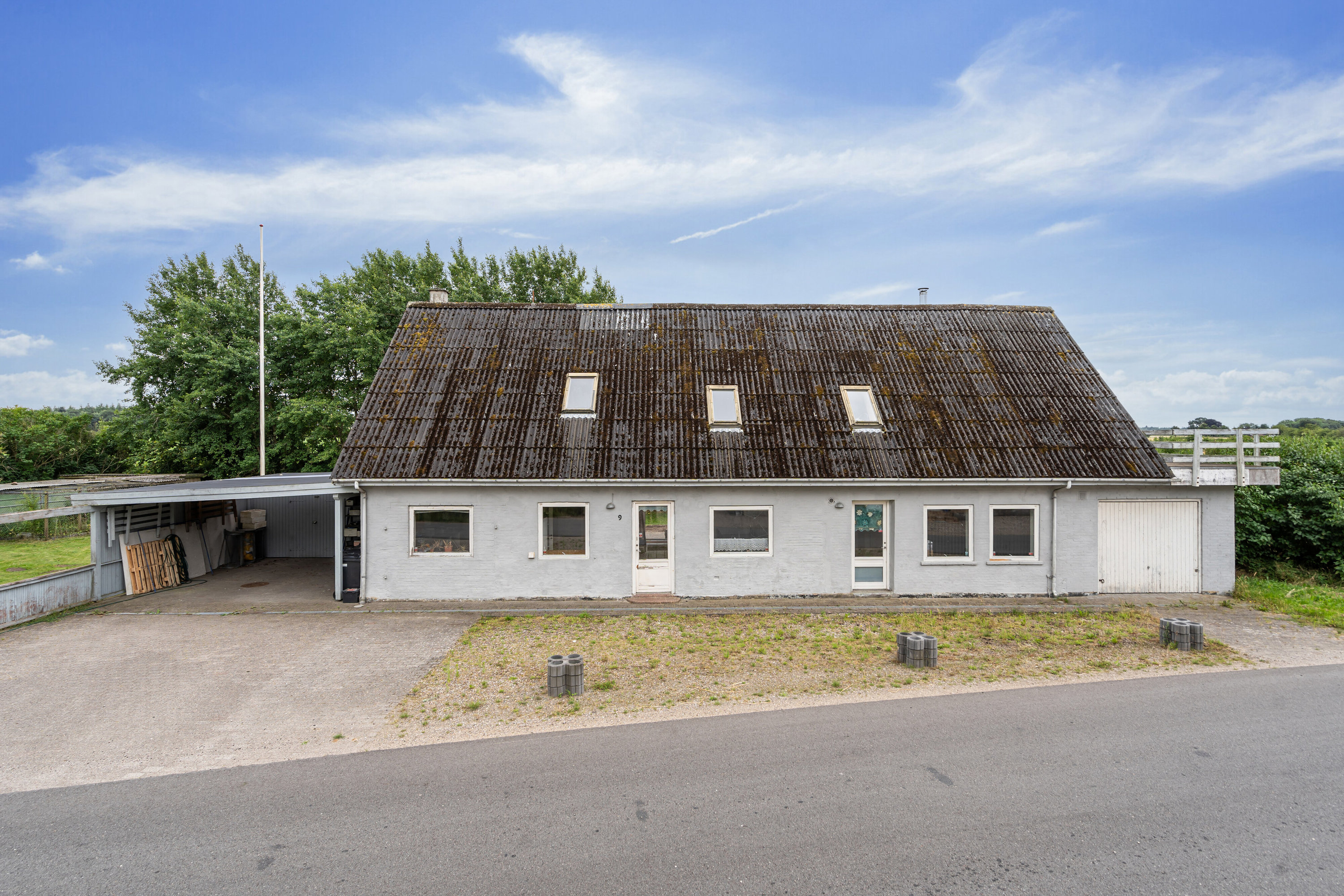 Miniaturebillede 1: ejendommen set fra vejen. Billede af Kragelundvej 9, 6330 Padborg