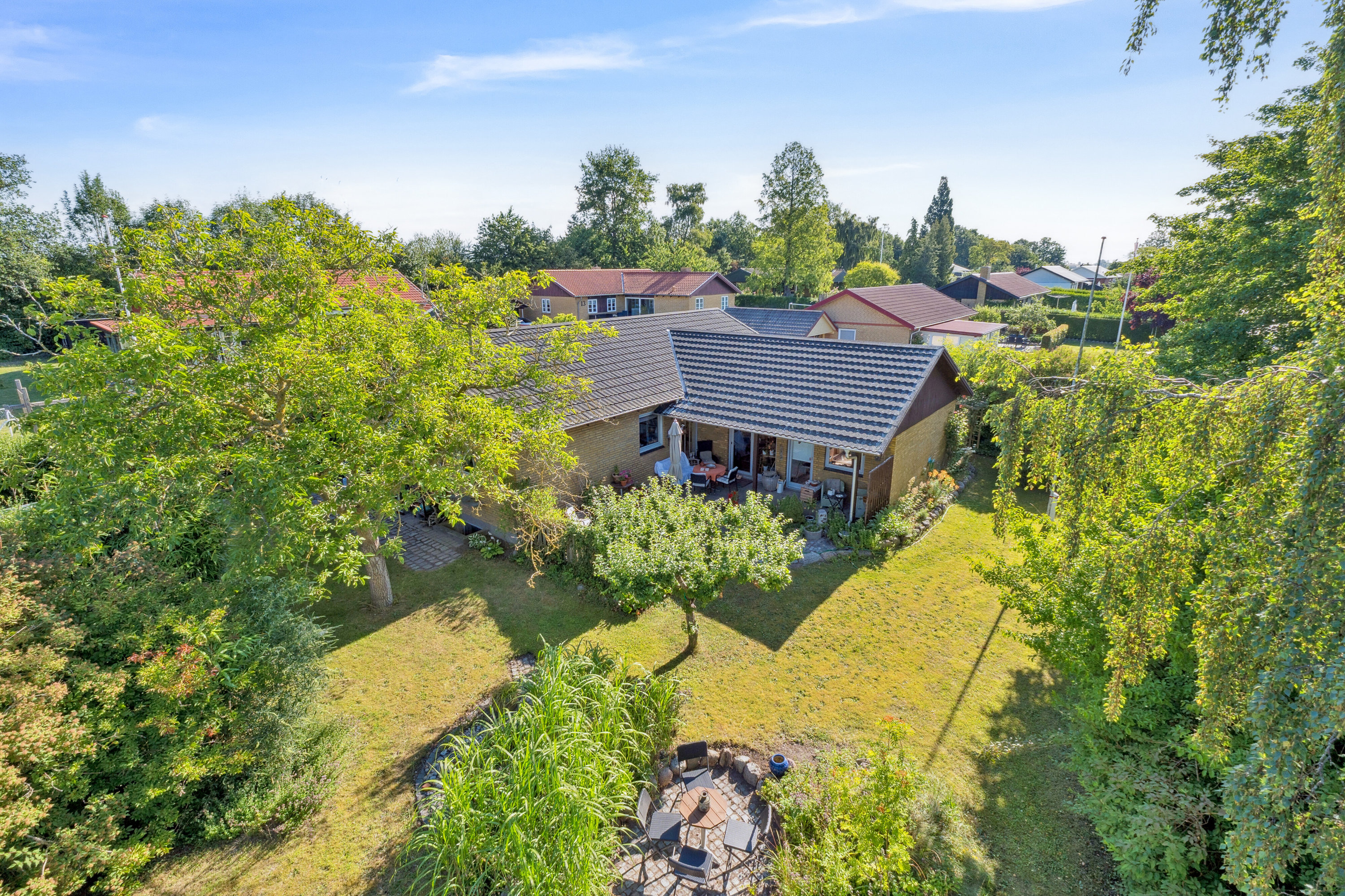 Fremhævet set fra haven billede i fuldskærmstilstand. Billede af Ølunden 9, 5330 Munkebo
