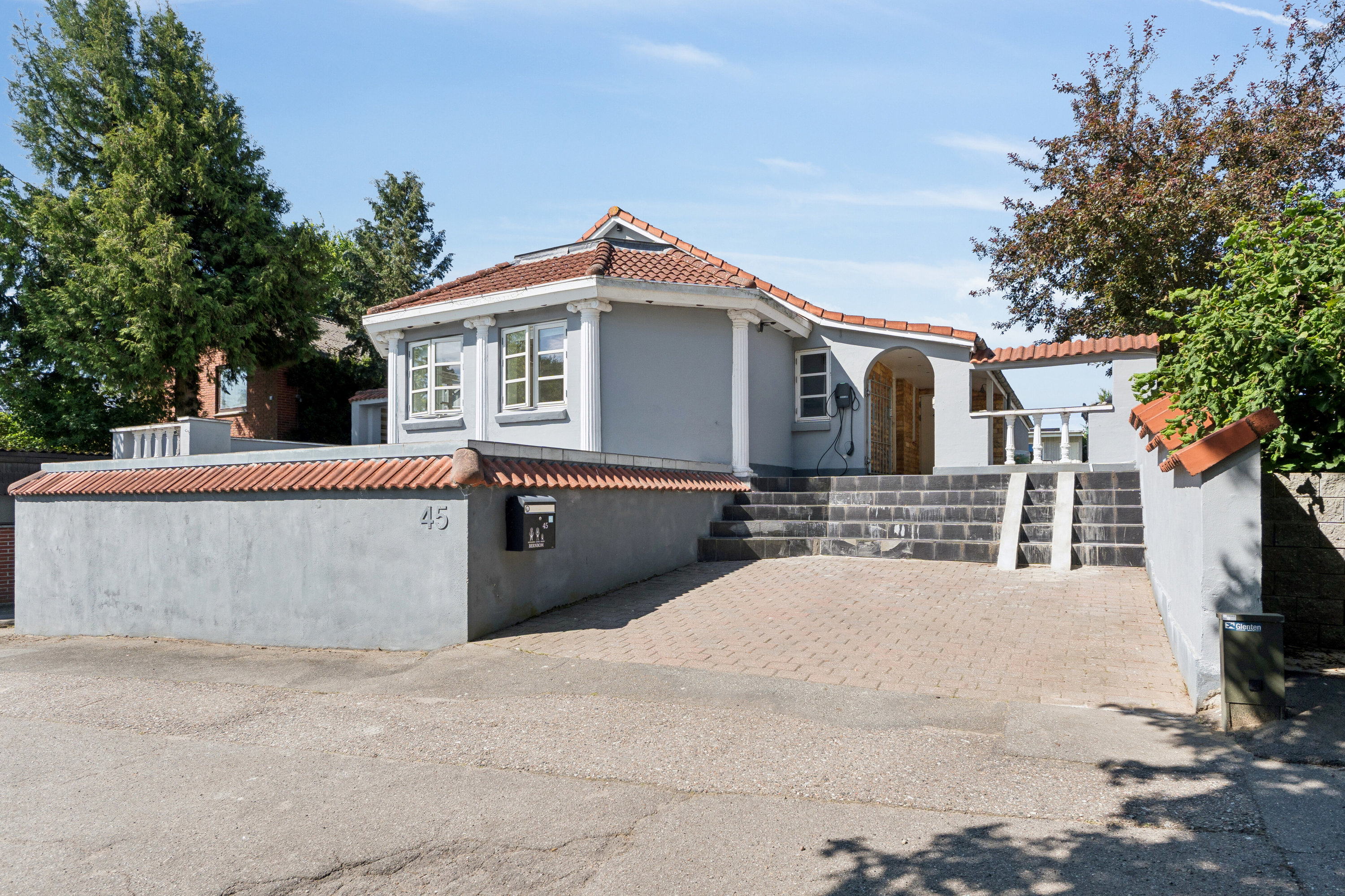 Miniaturebillede 1: set fra vejen. Billede af Volderslevvej 45, Hjallese, 5260 Odense S