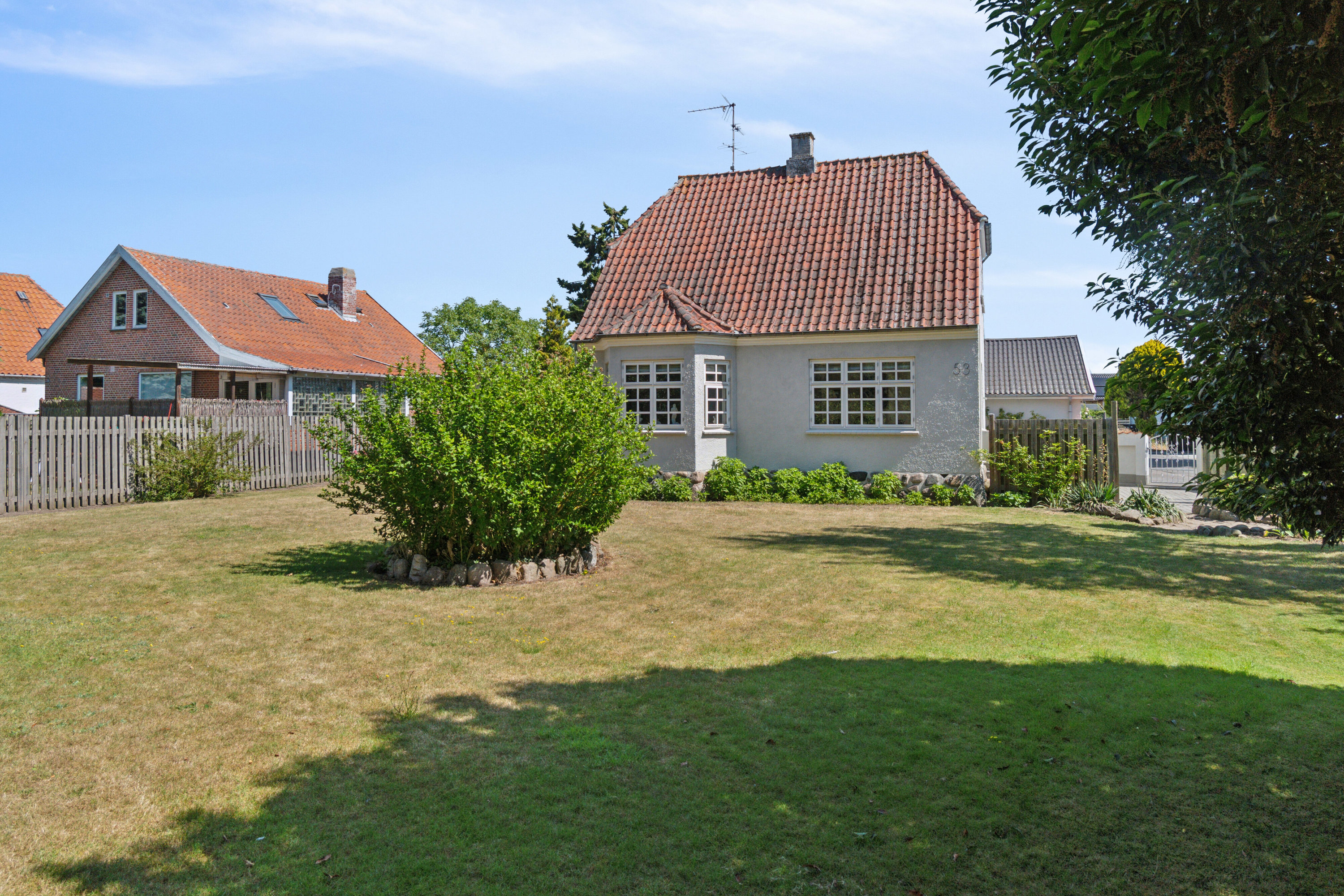 Fremhævet set fra haven billede i fuldskærmstilstand. Billede af Strandvejen 53, Rønne, 3700 Rønne