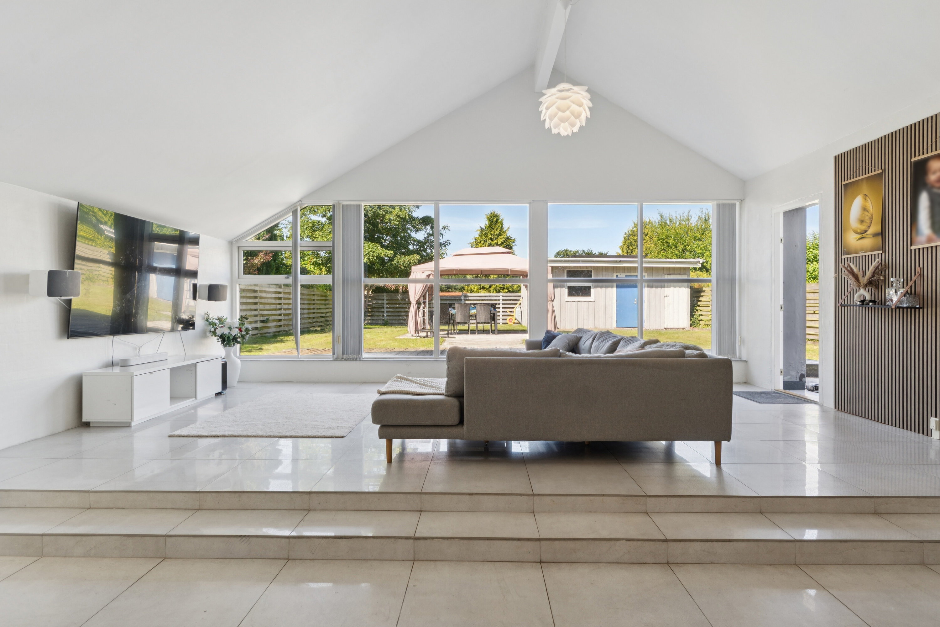 Fremhævet stue billede i fuldskærmstilstand. Billede af Volderslevvej 45, Hjallese, 5260 Odense S