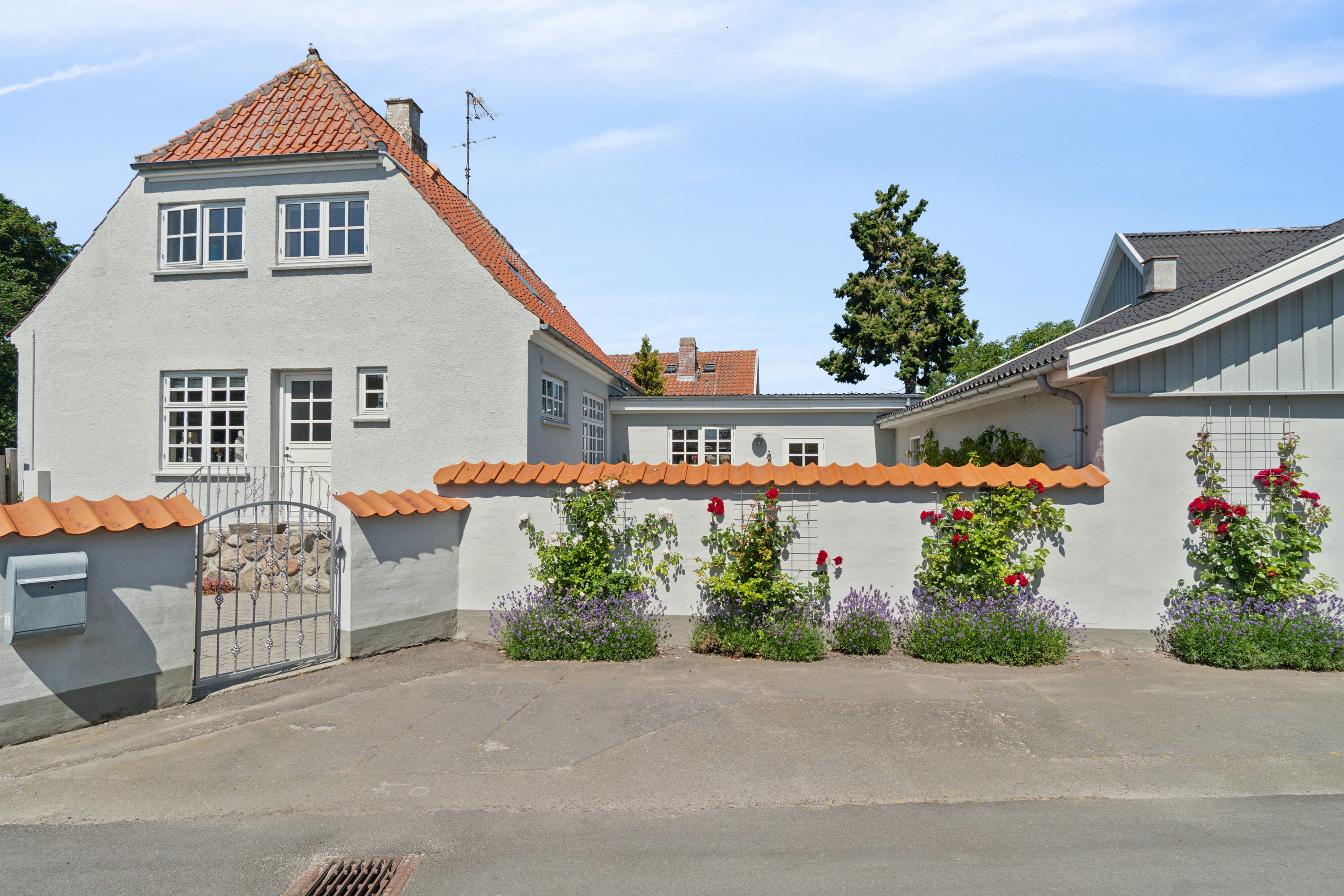 Fremhævet set fra vejen billede i fuldskærmstilstand. Billede af Strandvejen 53, Rønne, 3700 Rønne