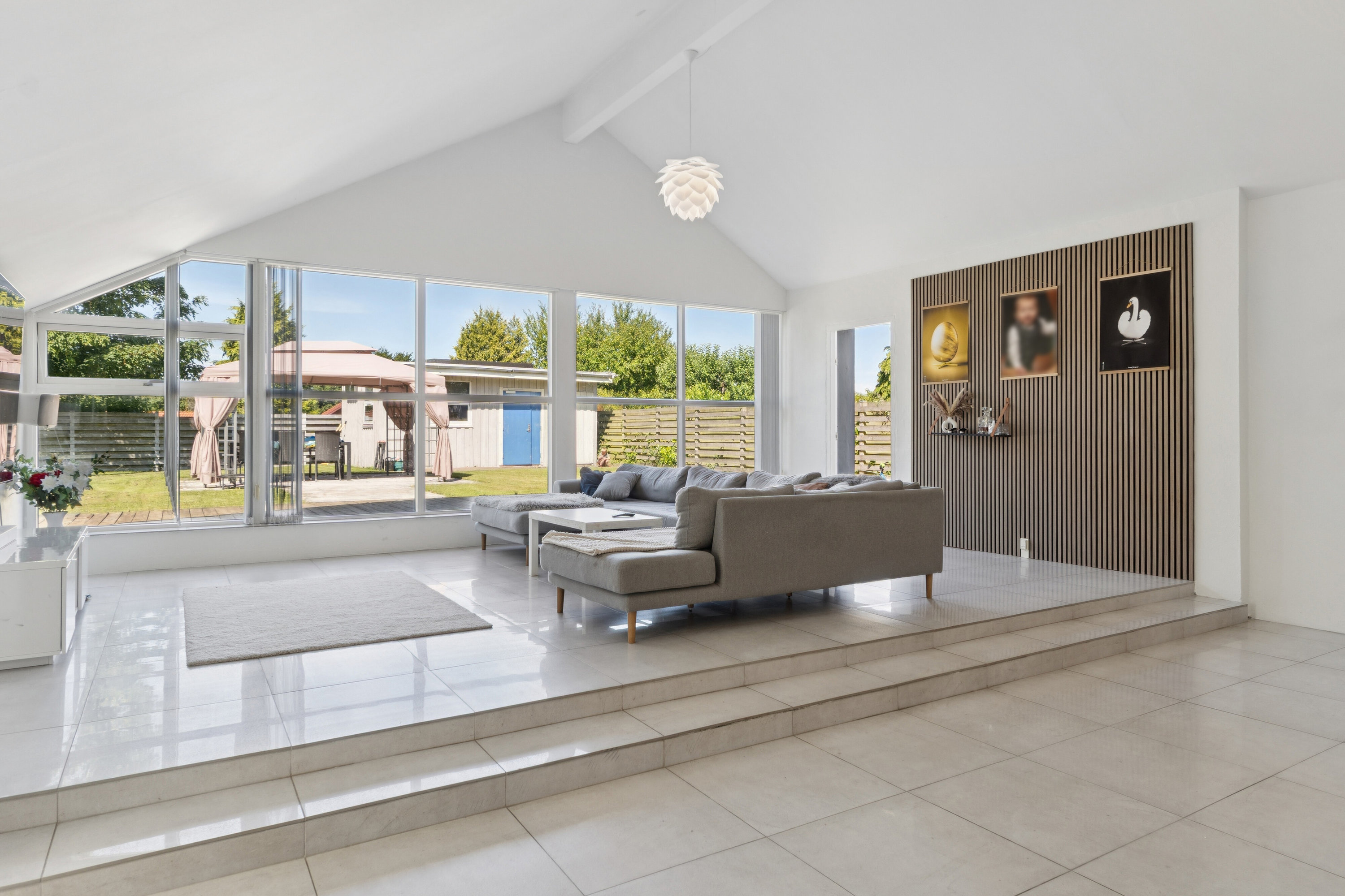 Fremhævet stue billede i fuldskærmstilstand. Billede af Volderslevvej 45, Hjallese, 5260 Odense S