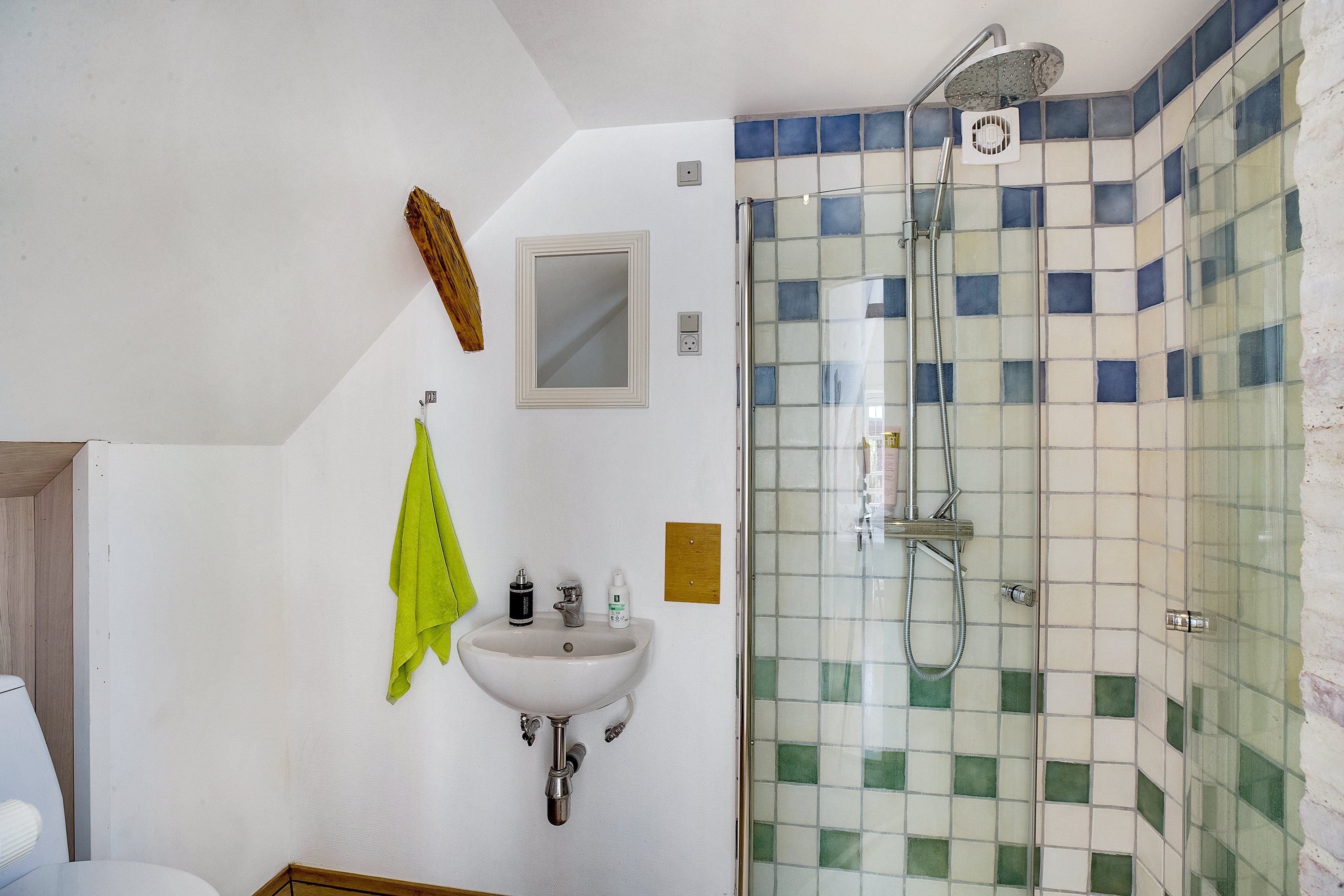 Fremhævet badeværelse billede i fuldskærmstilstand. Billede af Søen 1 & 3, Lysabildskov, 6470 Sydals