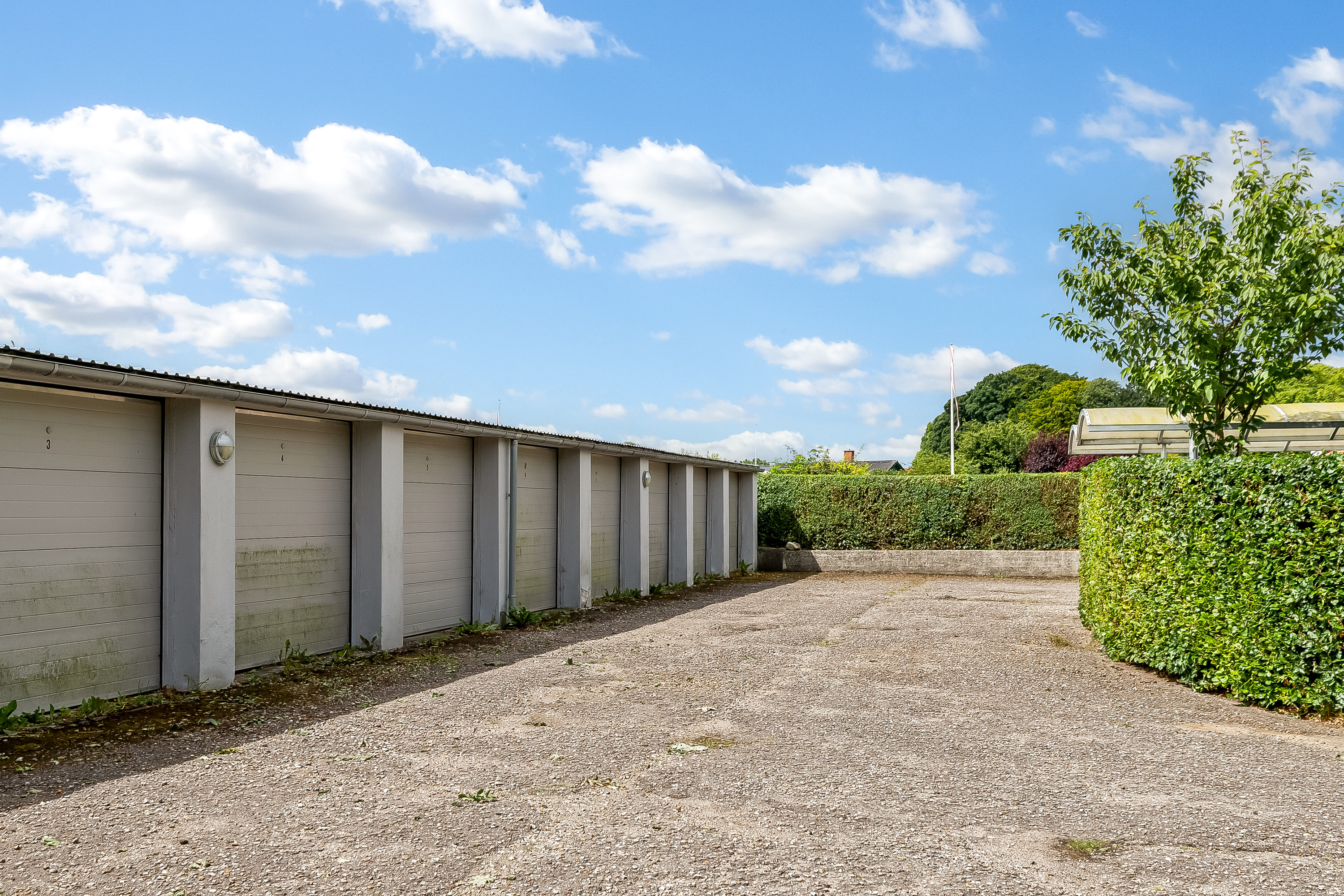 Fremhævet garage billede i fuldskærmstilstand. Billede af Pedersholms Allé 27, Søndermarken, 7100 Vejle