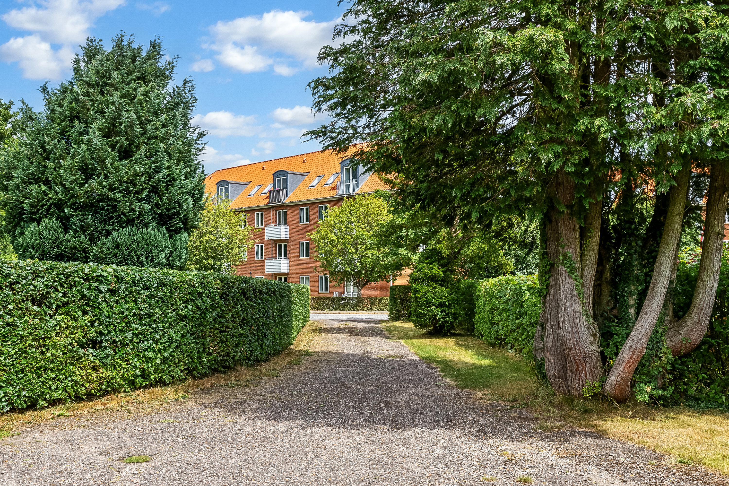 Fremhævet indkørsel billede i fuldskærmstilstand. Billede af Pedersholms Allé 27, Søndermarken, 7100 Vejle