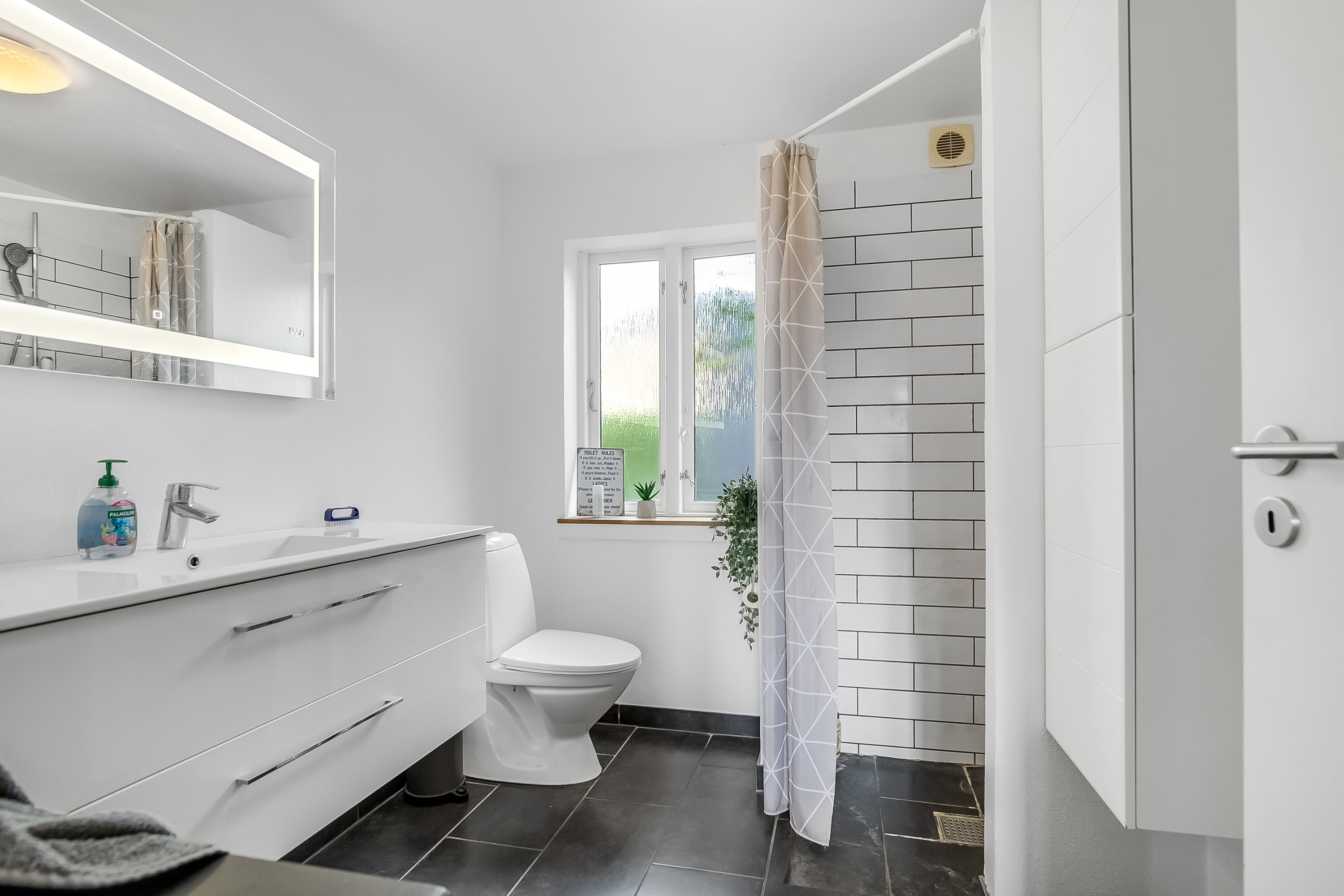 Fremhævet badeværelse billede i fuldskærmstilstand. Billede af Pedersholms Allé 27, Søndermarken, 7100 Vejle