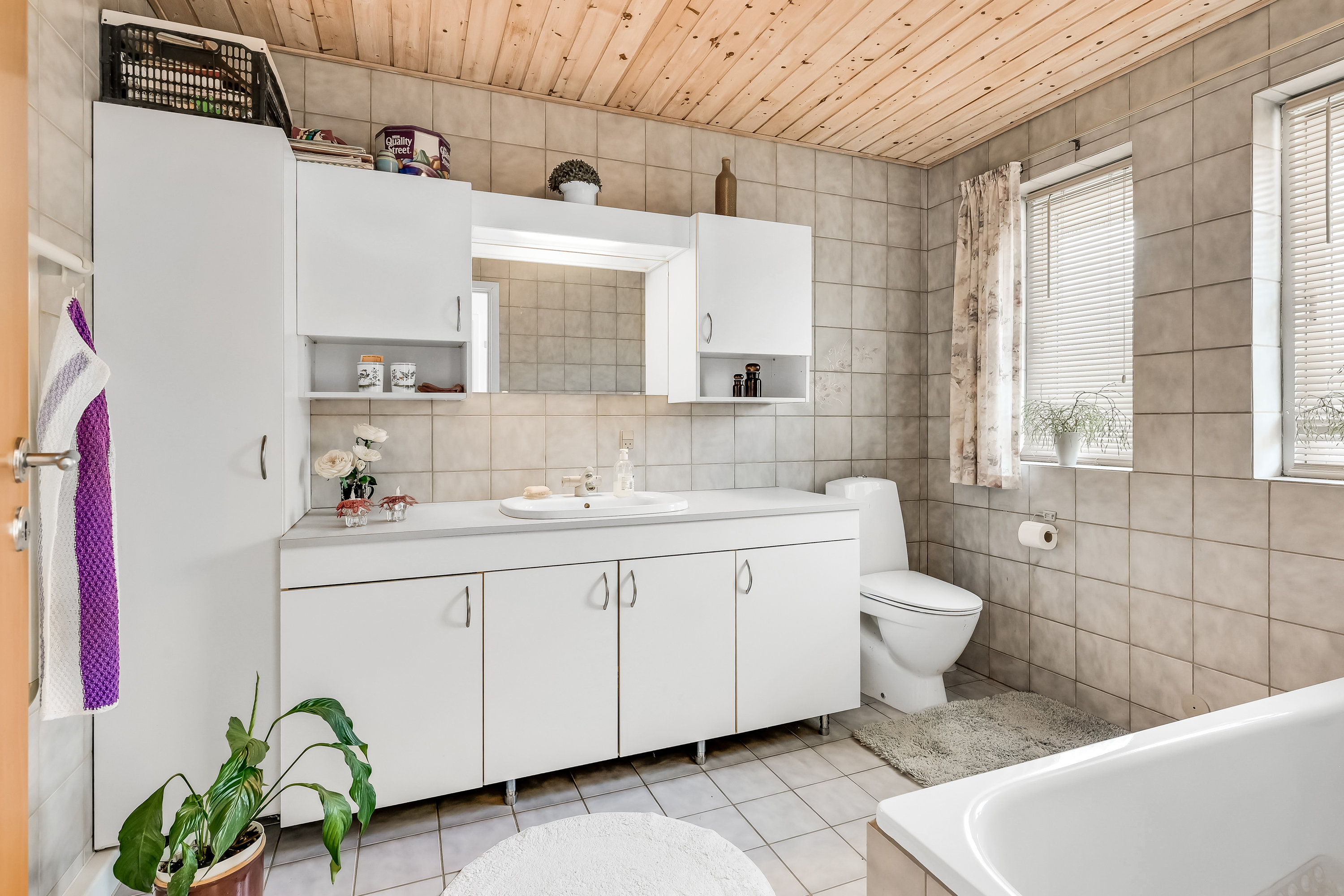 Fremhævet badeværelse billede i fuldskærmstilstand. Billede af Drosselvej 25, 7650 Bøvlingbjerg