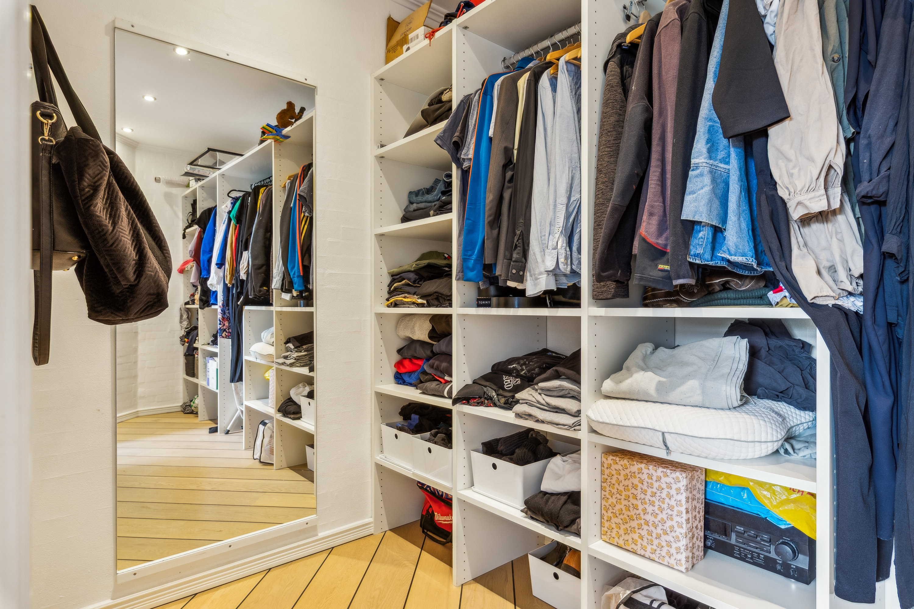 Fremhævet walkin closet billede i fuldskærmstilstand. Billede af Venusvej 1, 8970 Havndal