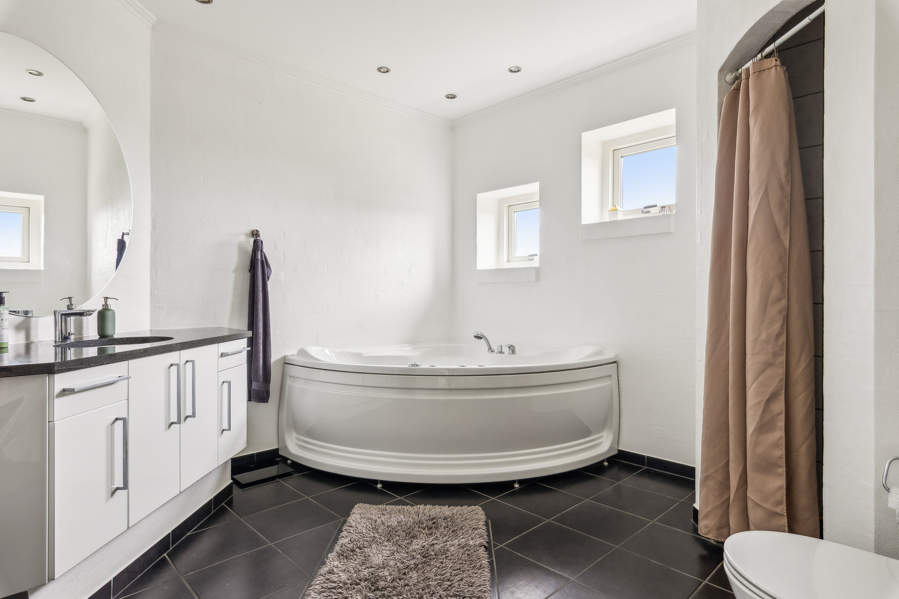 Fremhævet badeværelse billede i fuldskærmstilstand. Billede af Venusvej 1, 8970 Havndal