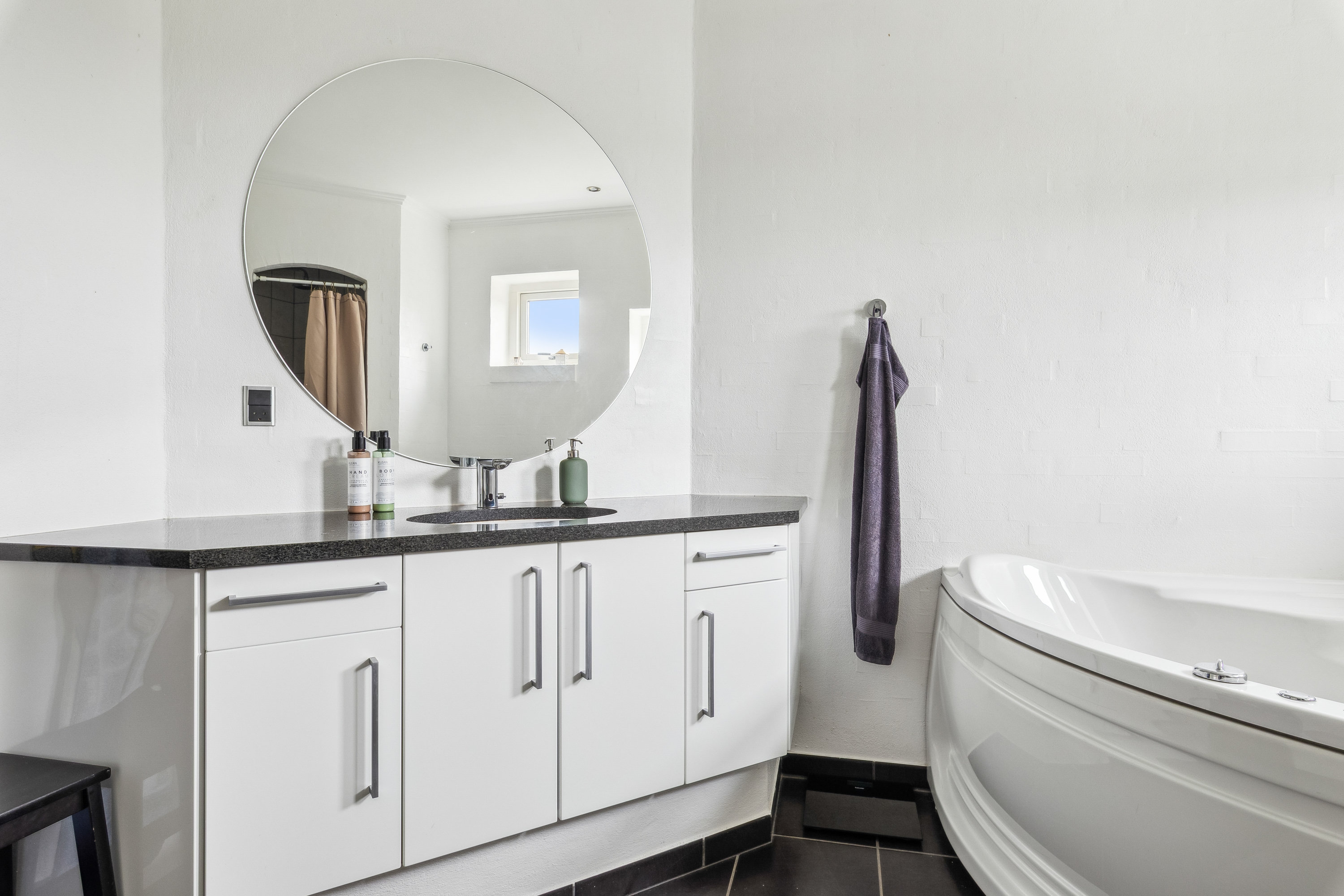 Fremhævet badeværelse billede i fuldskærmstilstand. Billede af Venusvej 1, 8970 Havndal