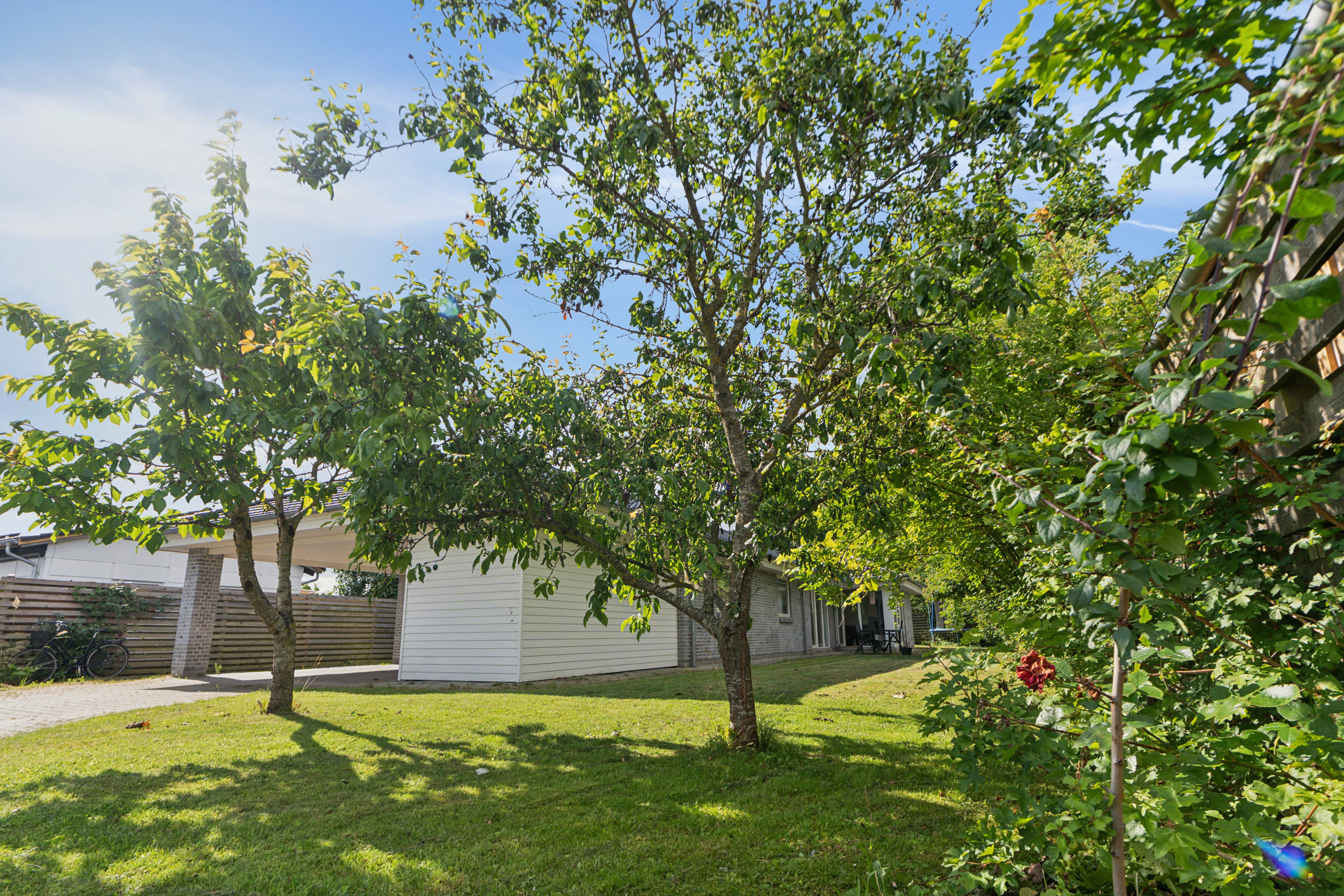 Fremhævet set fra haven billede i fuldskærmstilstand. Billede af Bjerringbrovej 111, 2610 Rødovre