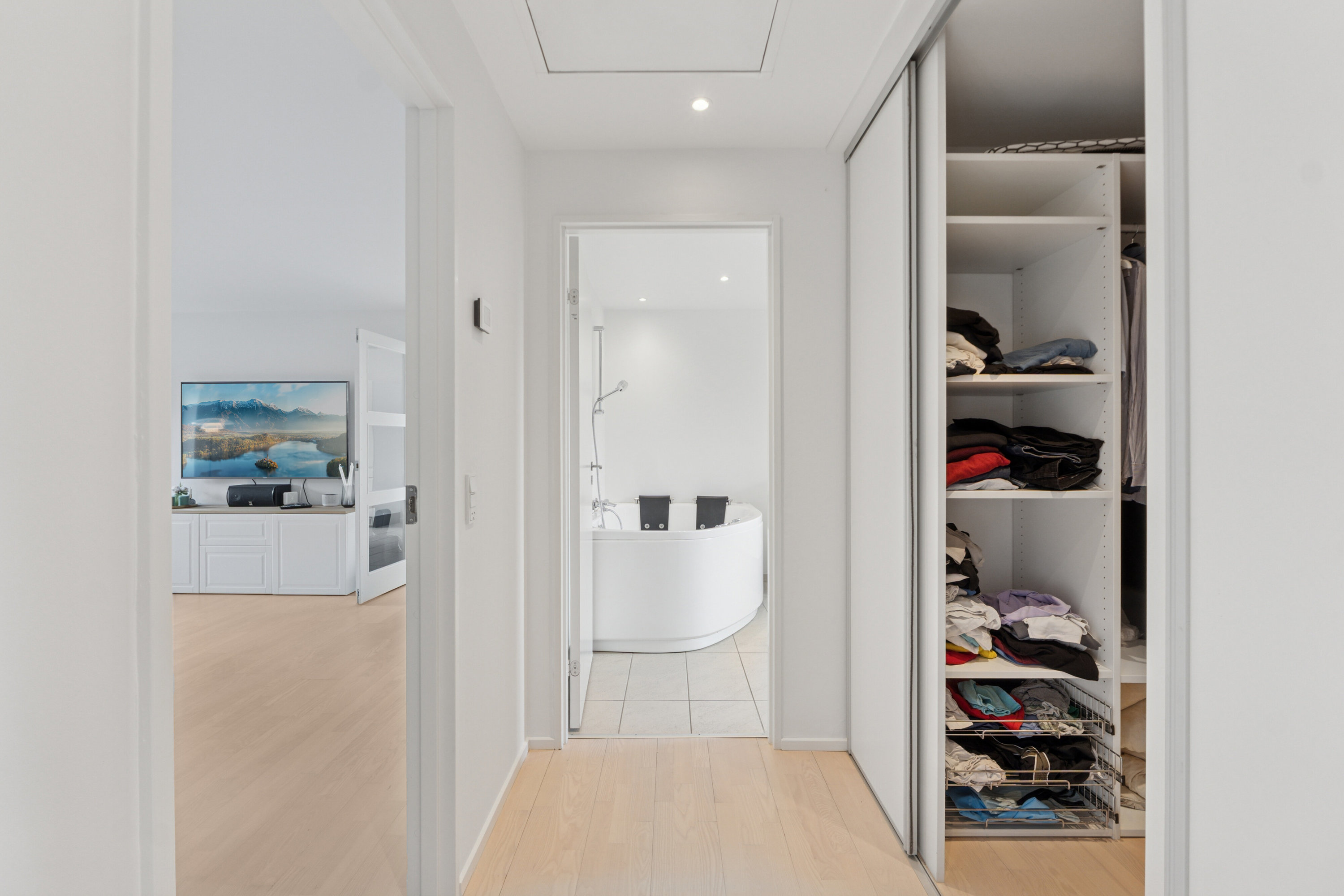 Fremhævet gang billede i fuldskærmstilstand. Billede af Bjerringbrovej 111, 2610 Rødovre