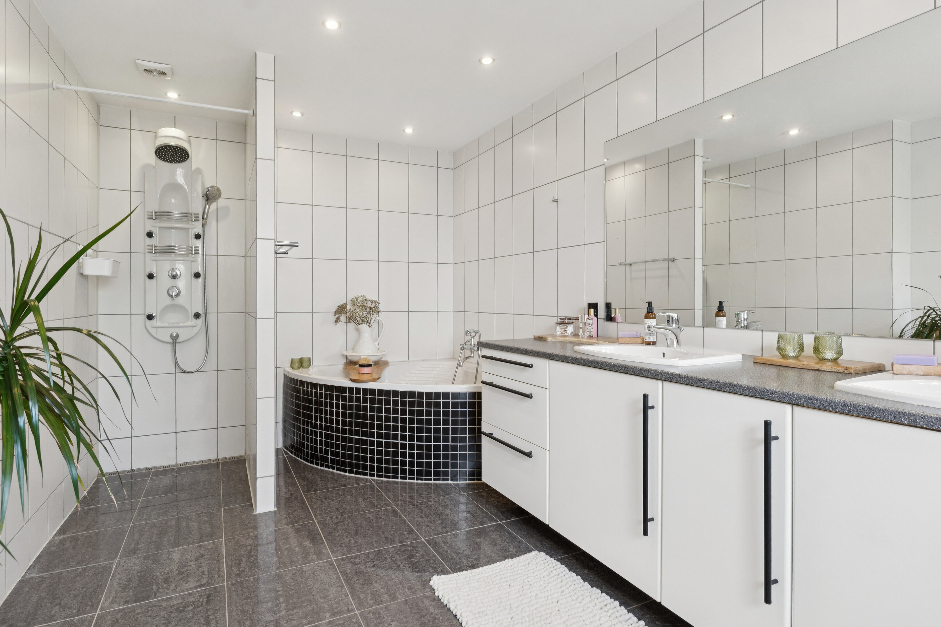 Fremhævet badeværelse billede i fuldskærmstilstand. Billede af Kingosvej 7, 9800 Hjørring