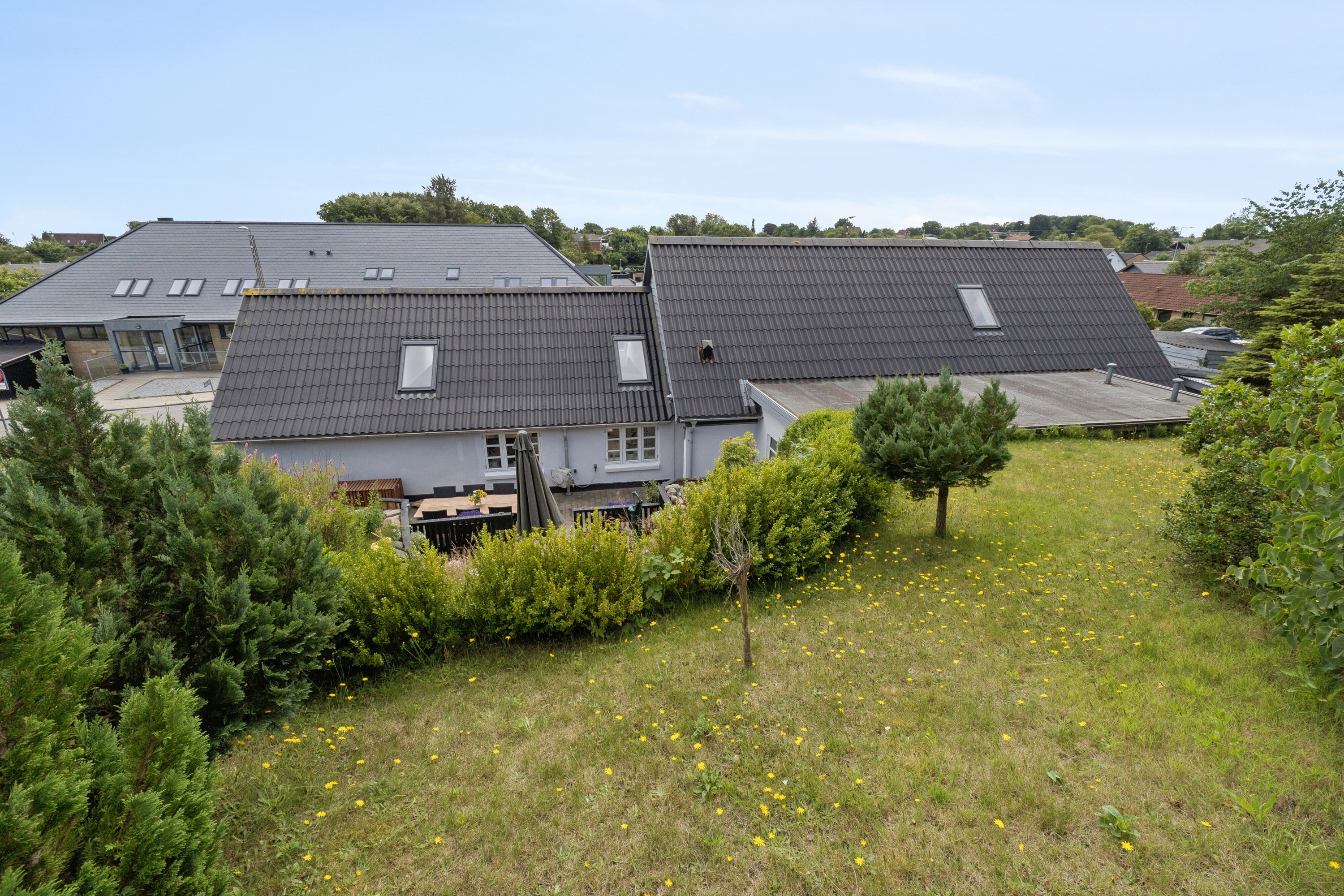 Fremhævet set fra haven billede i fuldskærmstilstand. Billede af Kingosvej 7, 9800 Hjørring