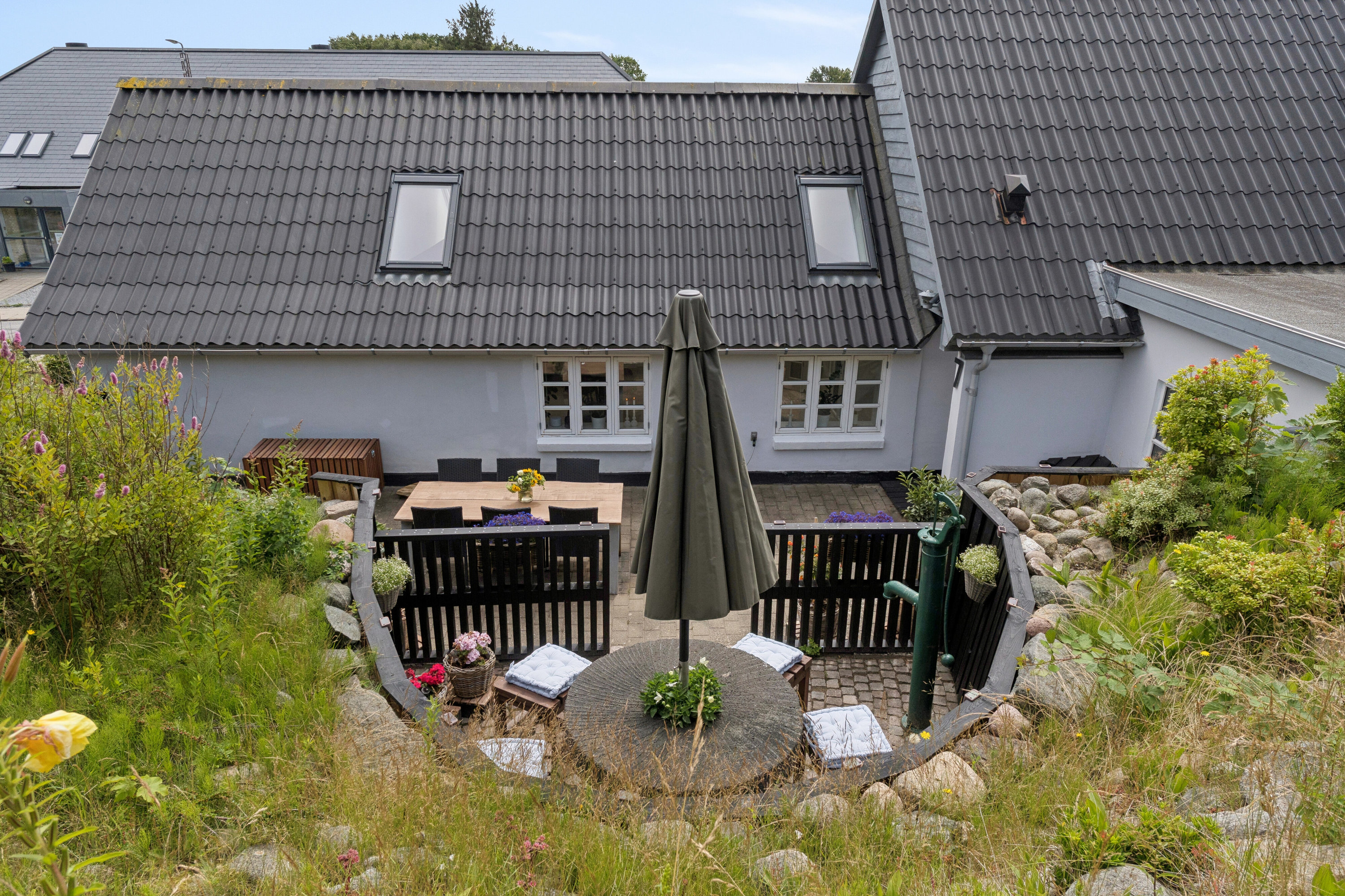 Fremhævet set fra haven billede i fuldskærmstilstand. Billede af Kingosvej 7, 9800 Hjørring