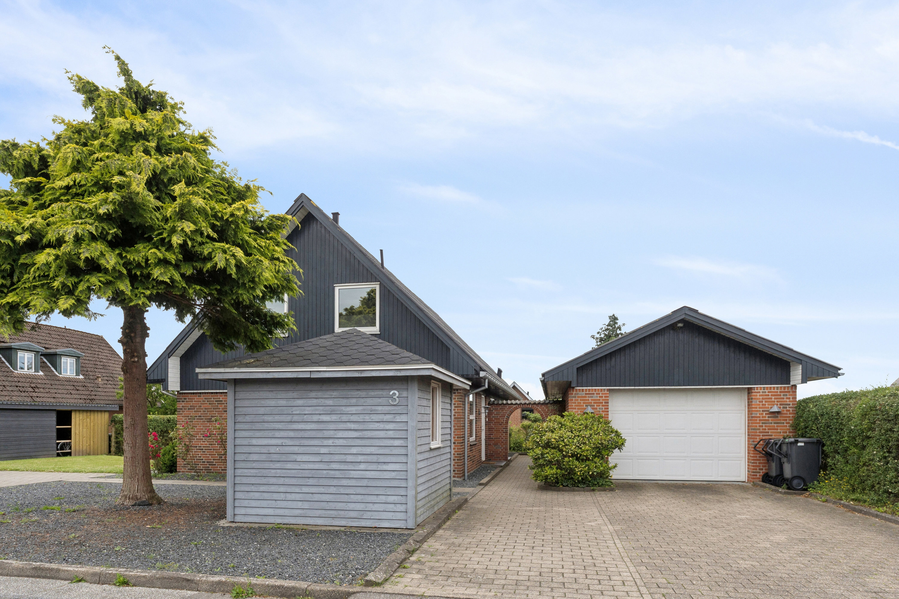 Fremhævet set fra vejen billede i fuldskærmstilstand. Billede af Rugårdsvej 3, 9800 Hjørring