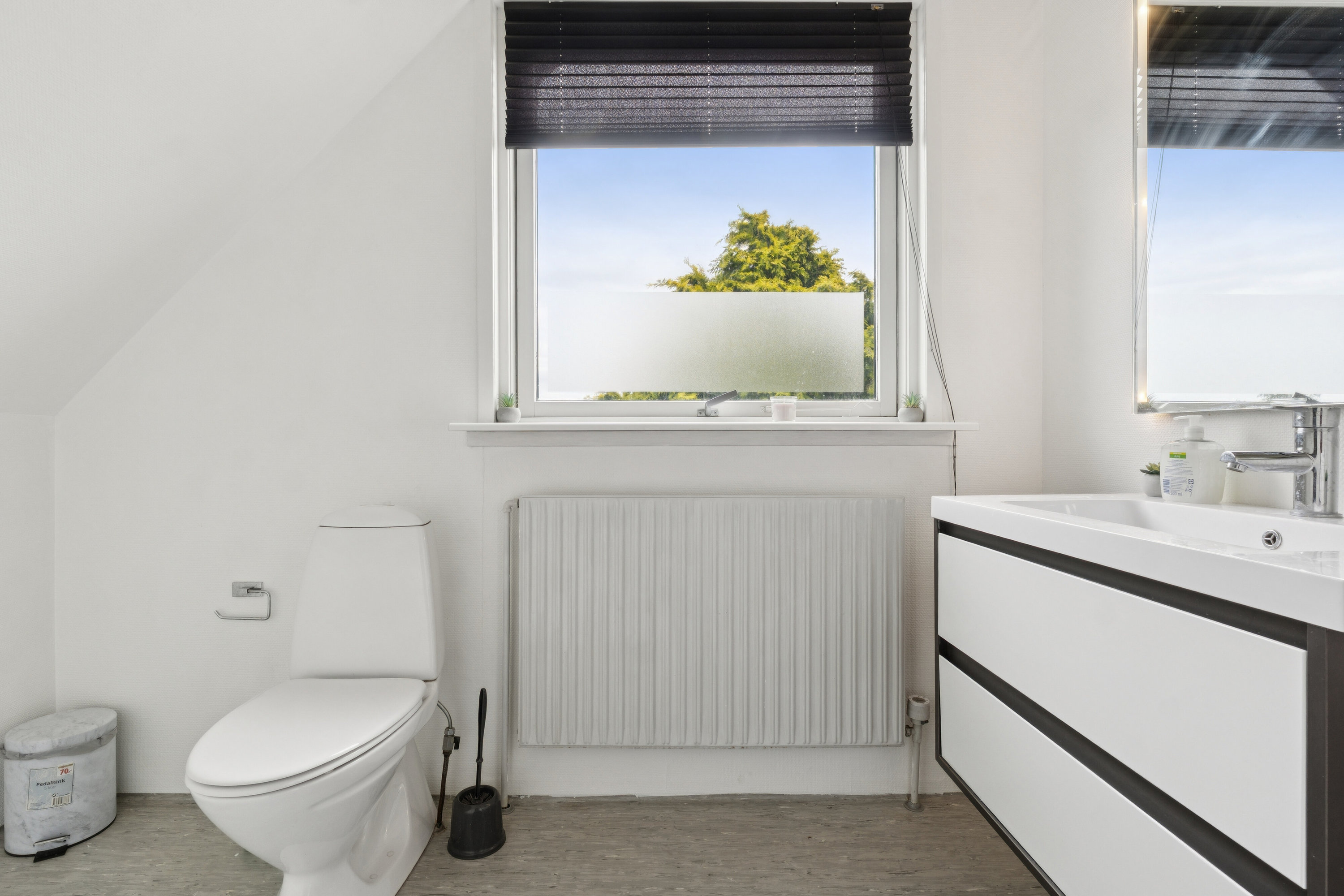 Fremhævet badeværelse billede i fuldskærmstilstand. Billede af Rugårdsvej 3, 9800 Hjørring