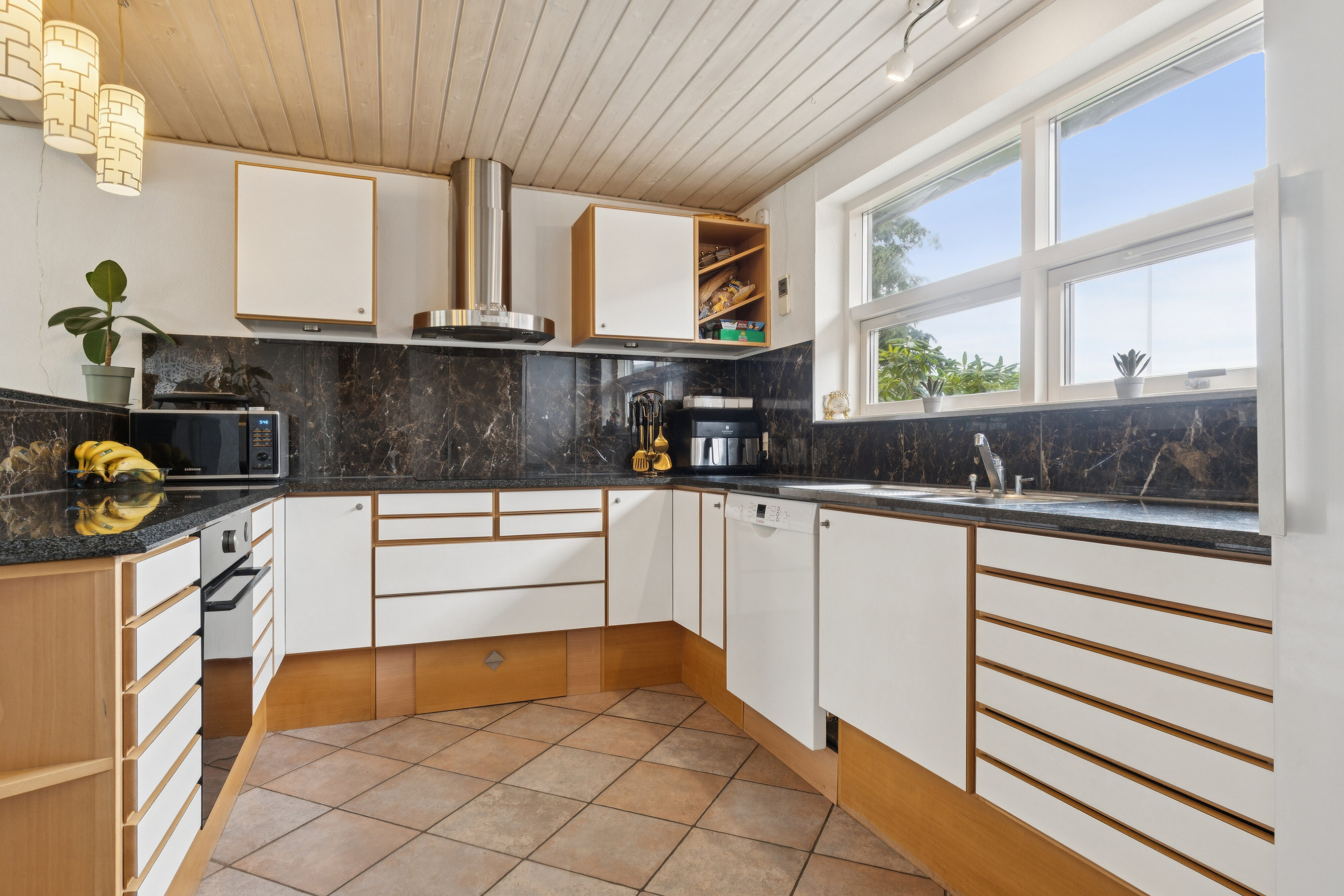 Miniaturebillede 1: køkken. Billede af Rugårdsvej 3, 9800 Hjørring