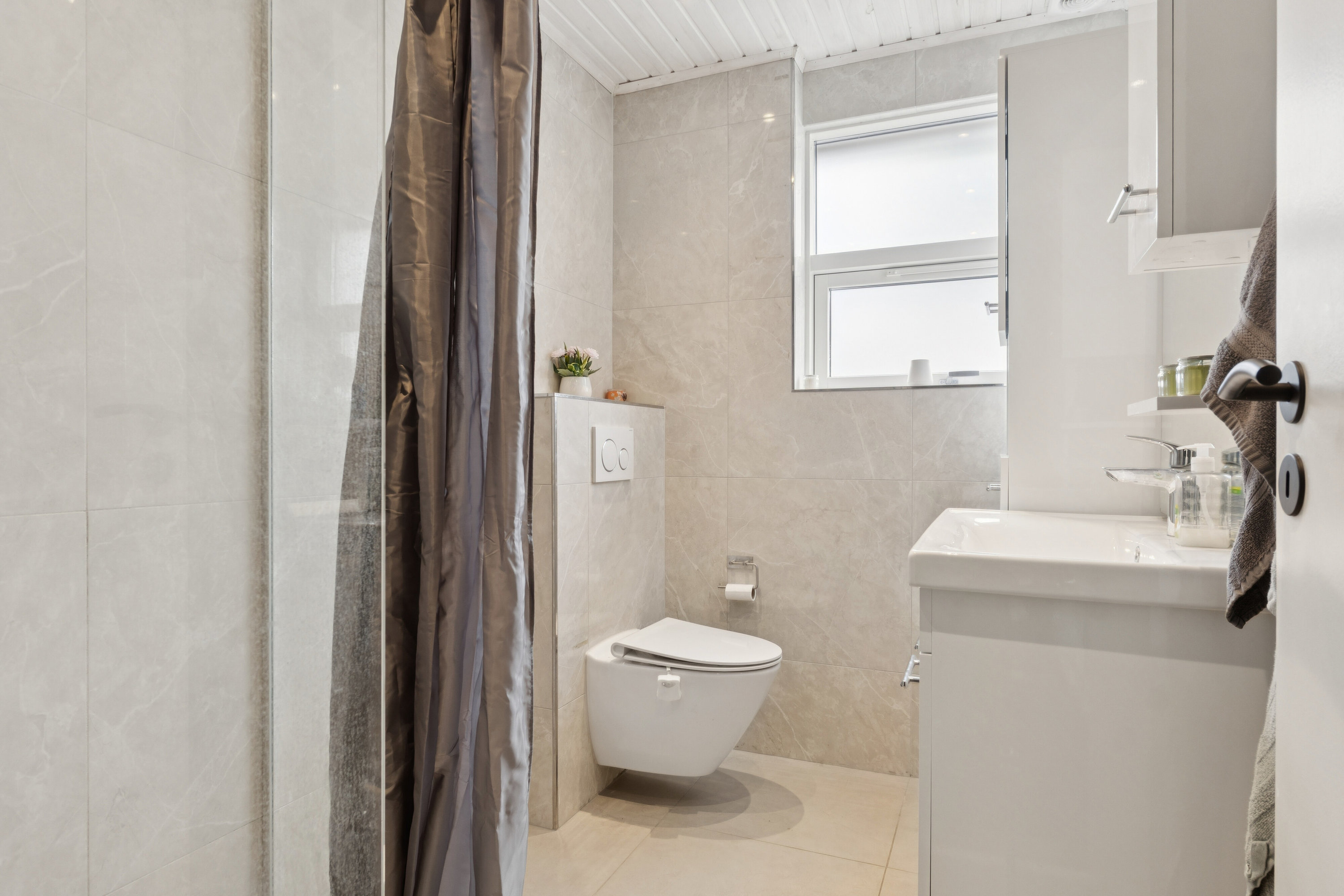 Fremhævet badeværelse billede i fuldskærmstilstand. Billede af Rugårdsvej 3, 9800 Hjørring