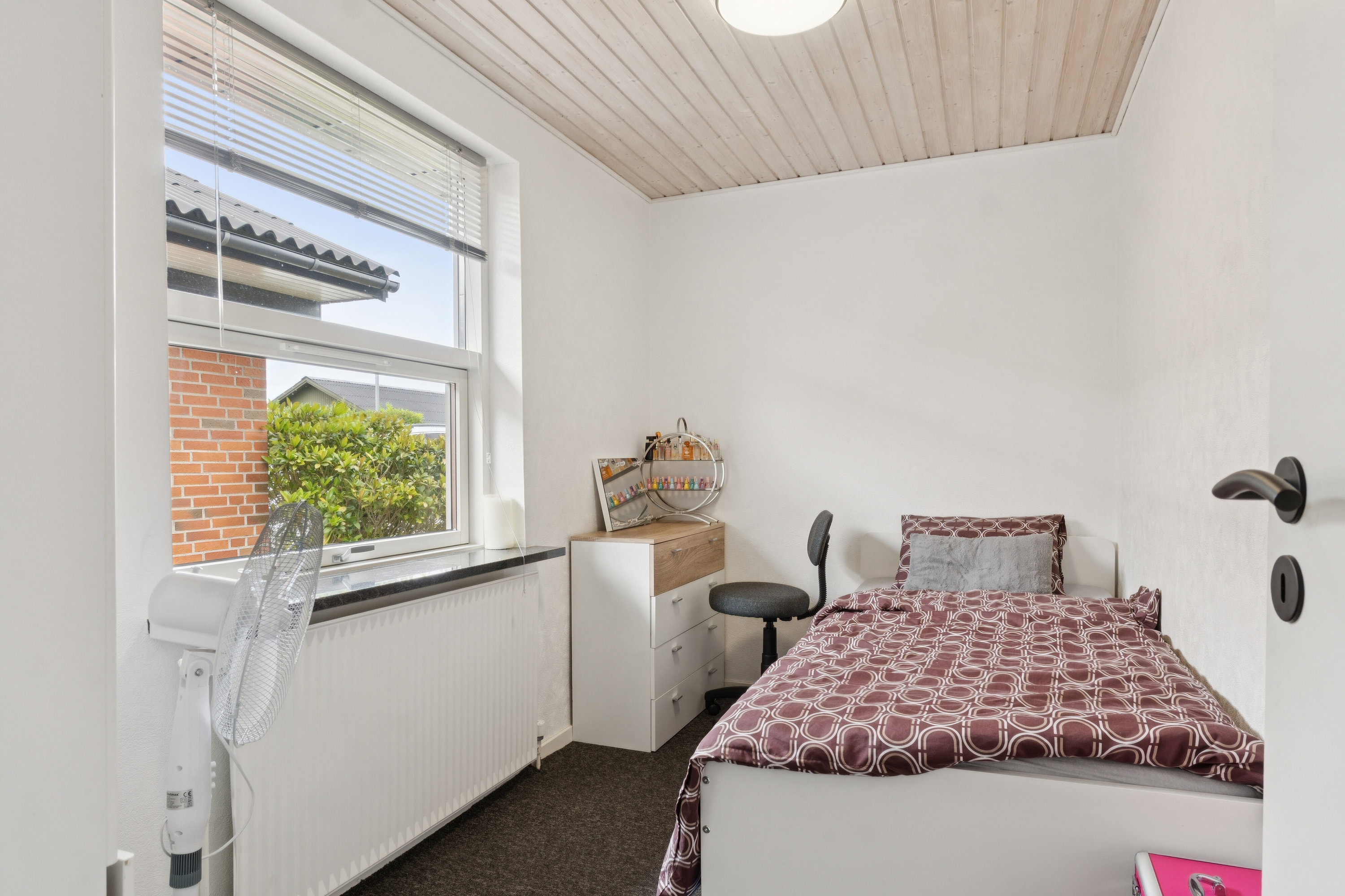 Fremhævet soveværelse billede i fuldskærmstilstand. Billede af Rugårdsvej 3, 9800 Hjørring