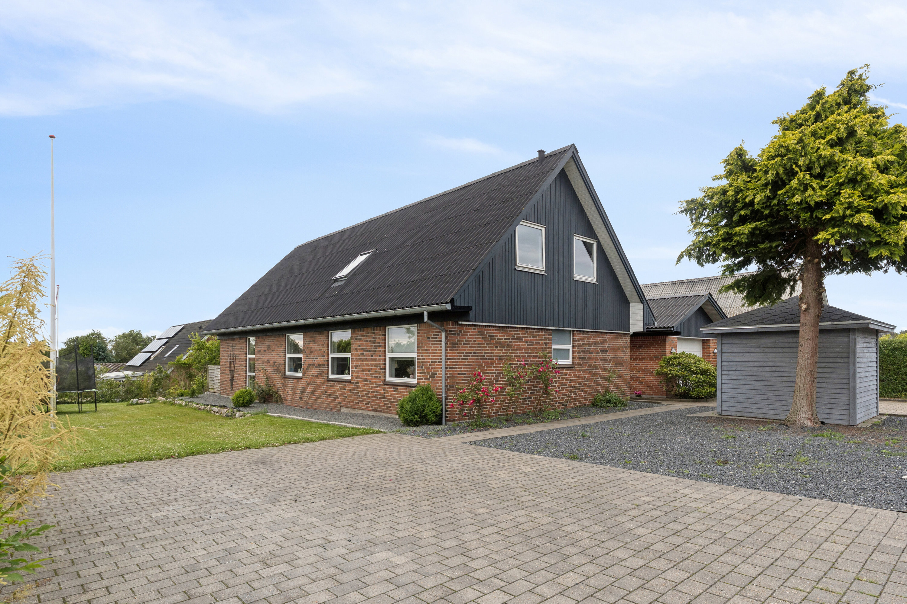 Fremhævet set fra haven billede i fuldskærmstilstand. Billede af Rugårdsvej 3, 9800 Hjørring