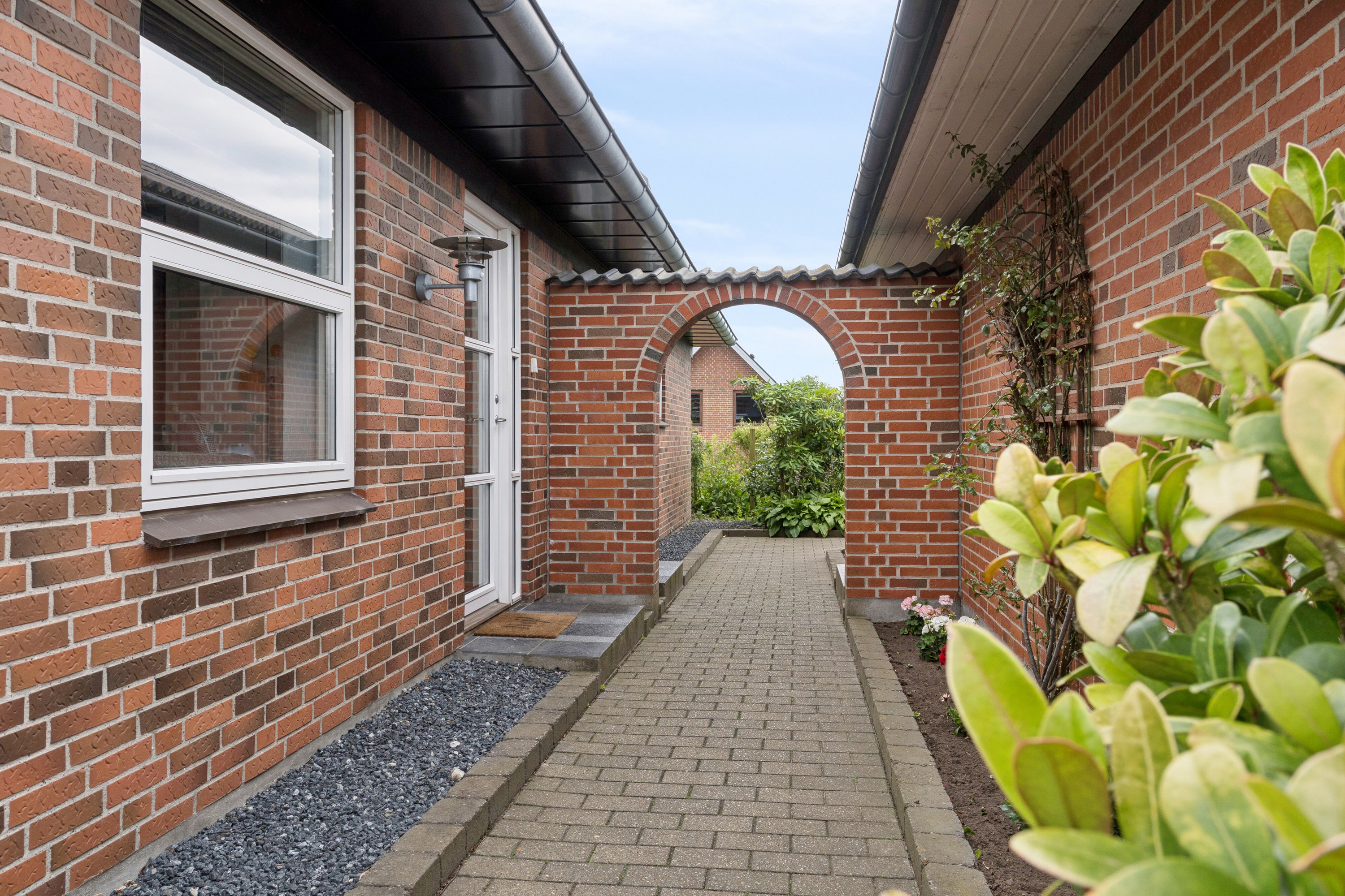 Fremhævet udendørs billede i fuldskærmstilstand. Billede af Rugårdsvej 3, 9800 Hjørring