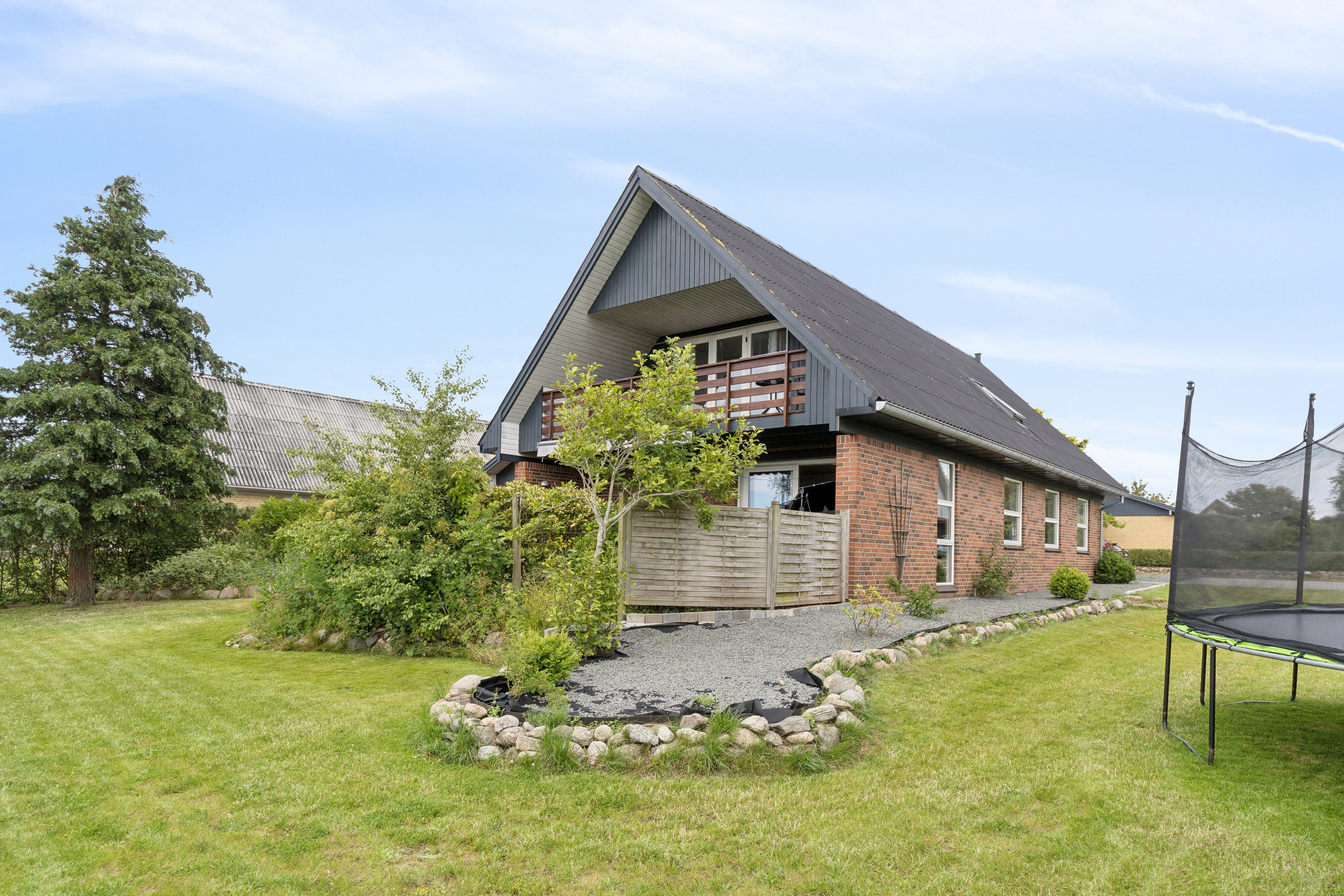 Fremhævet set fra haven billede i fuldskærmstilstand. Billede af Rugårdsvej 3, 9800 Hjørring
