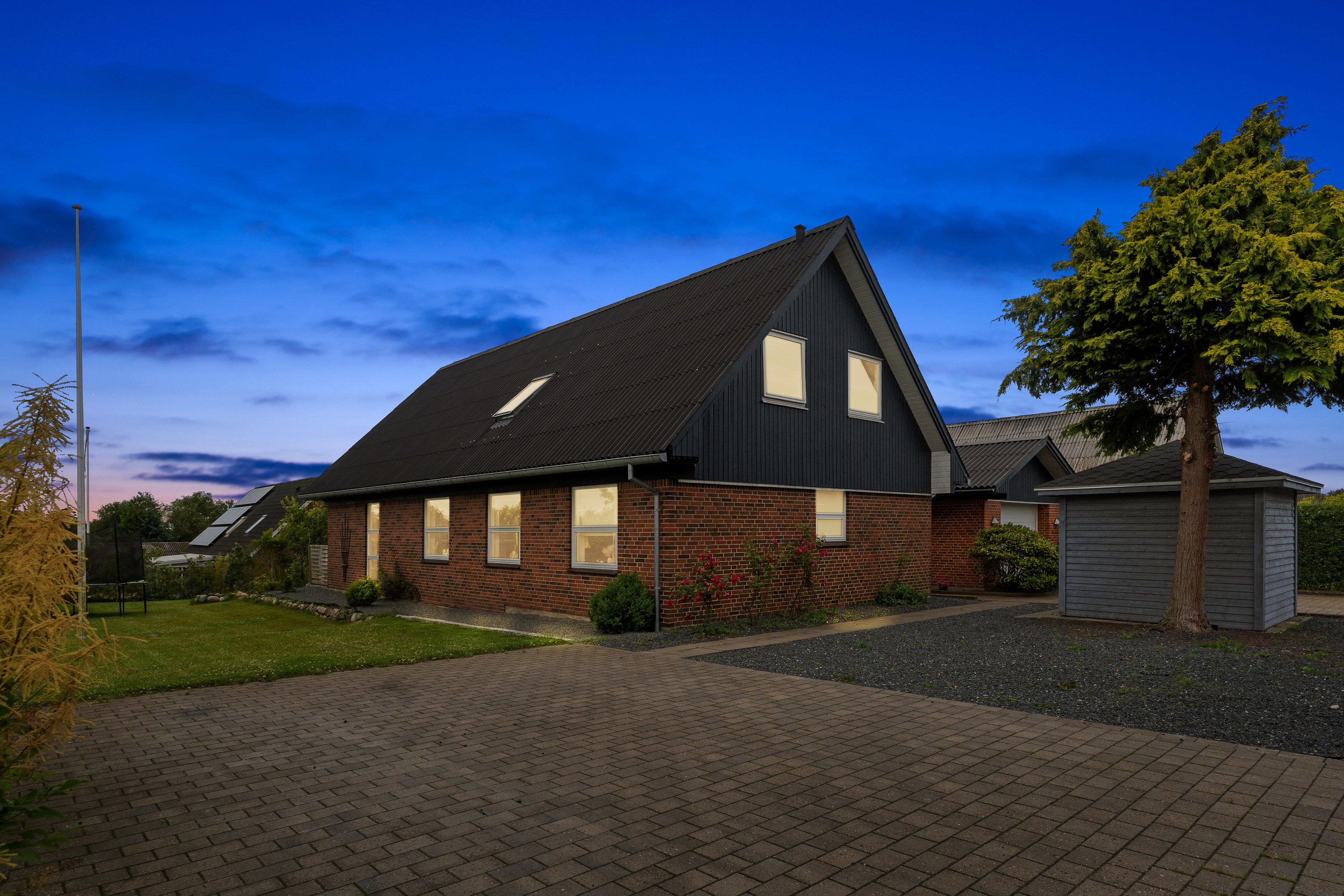 Fremhævet set fra vejen billede i fuldskærmstilstand. Billede af Rugårdsvej 3, 9800 Hjørring