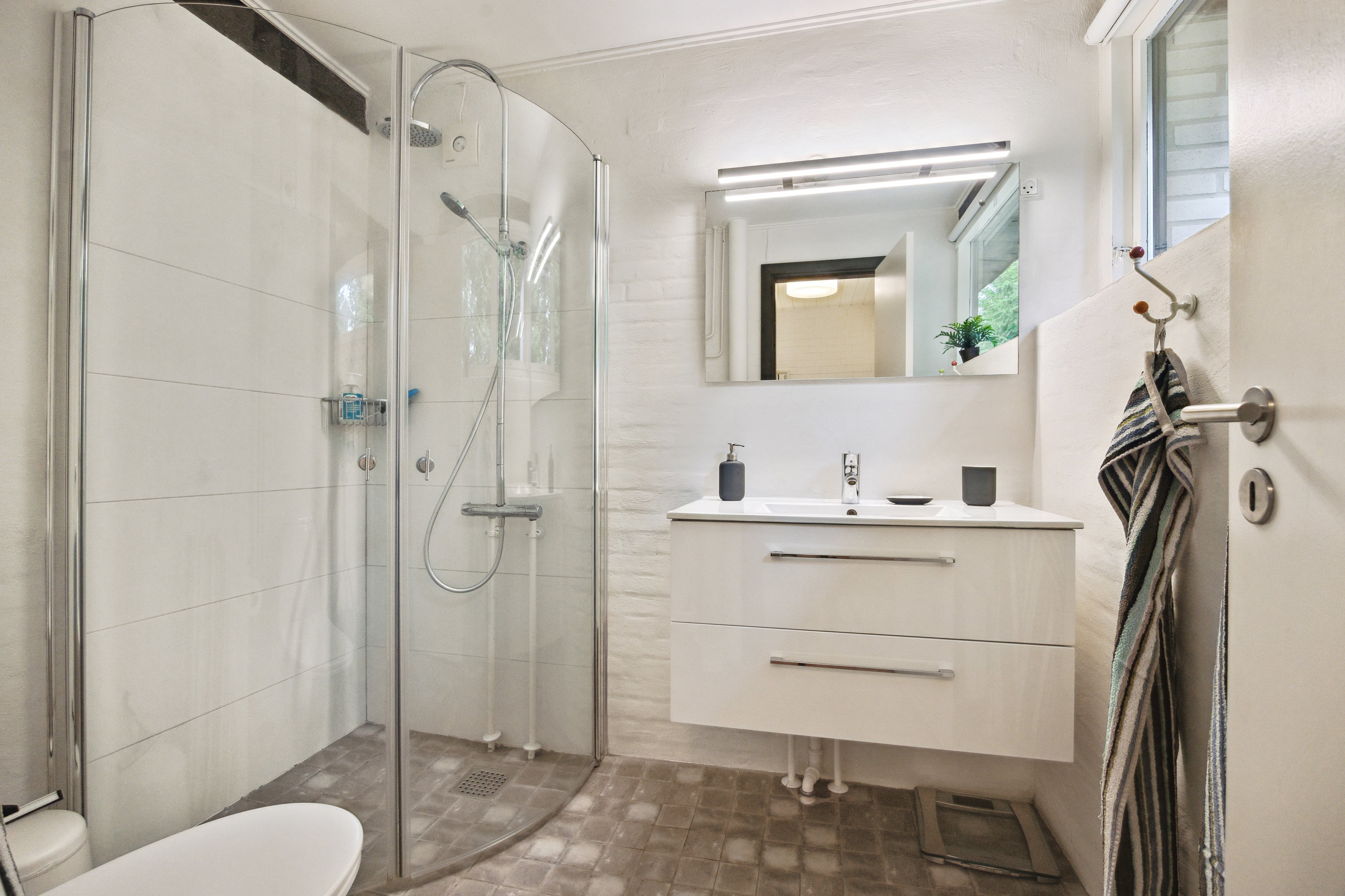 Fremhævet badeværelse billede i fuldskærmstilstand. Billede af Kongeparken 17, Koldkær, 9370 Hals