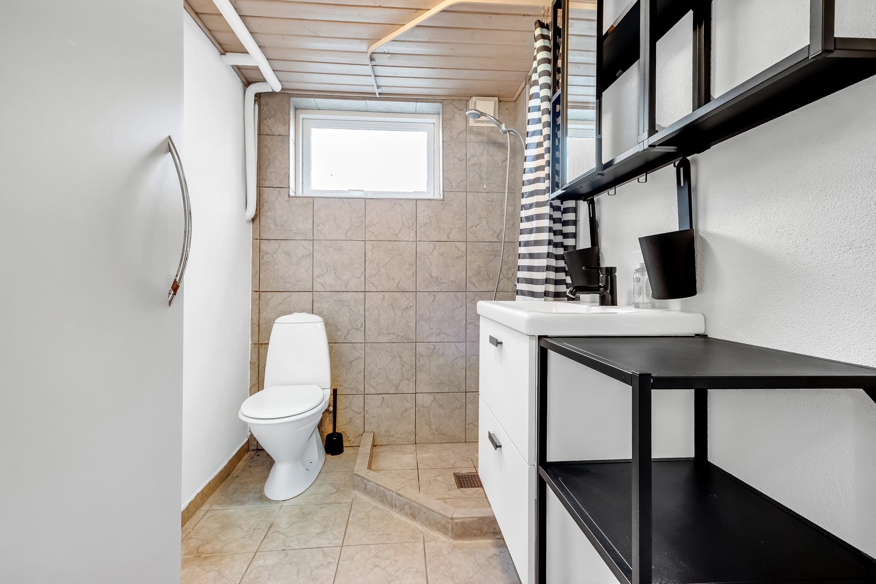 Fremhævet badeværelse billede i fuldskærmstilstand. Billede af Mejrup Skolevej 27, Mejrup, 7500 Holstebro