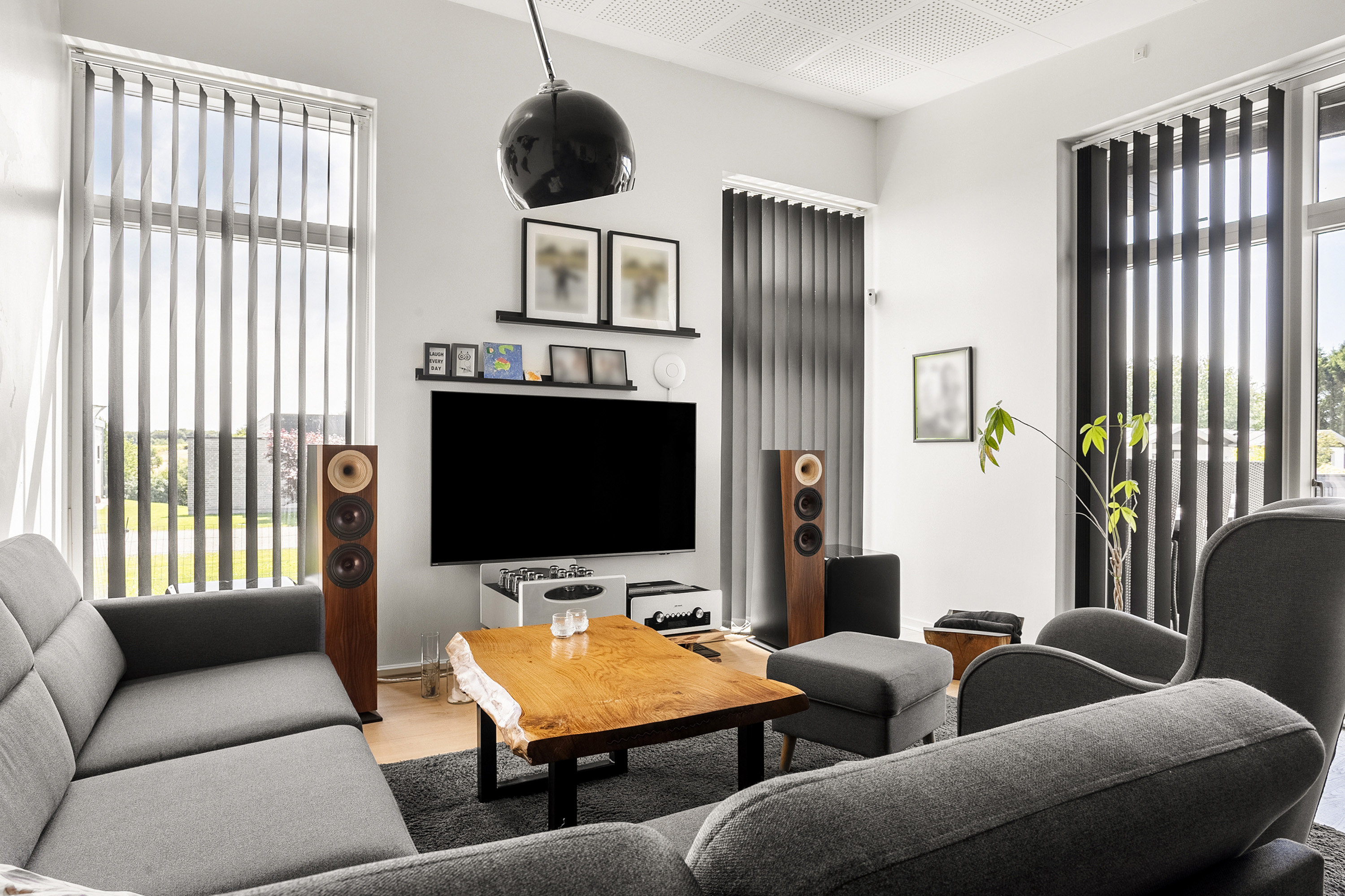 Fremhævet stue billede i fuldskærmstilstand. Billede af Vigårdsvej 20, Læborg, 6600 Vejen