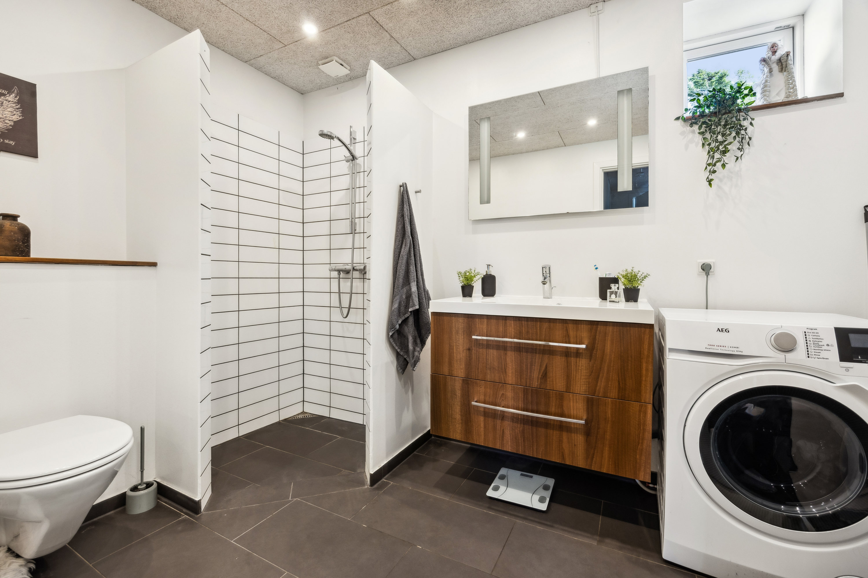 Fremhævet badeværelse billede i fuldskærmstilstand. Billede af Vodskovvej 136, 9310 Vodskov