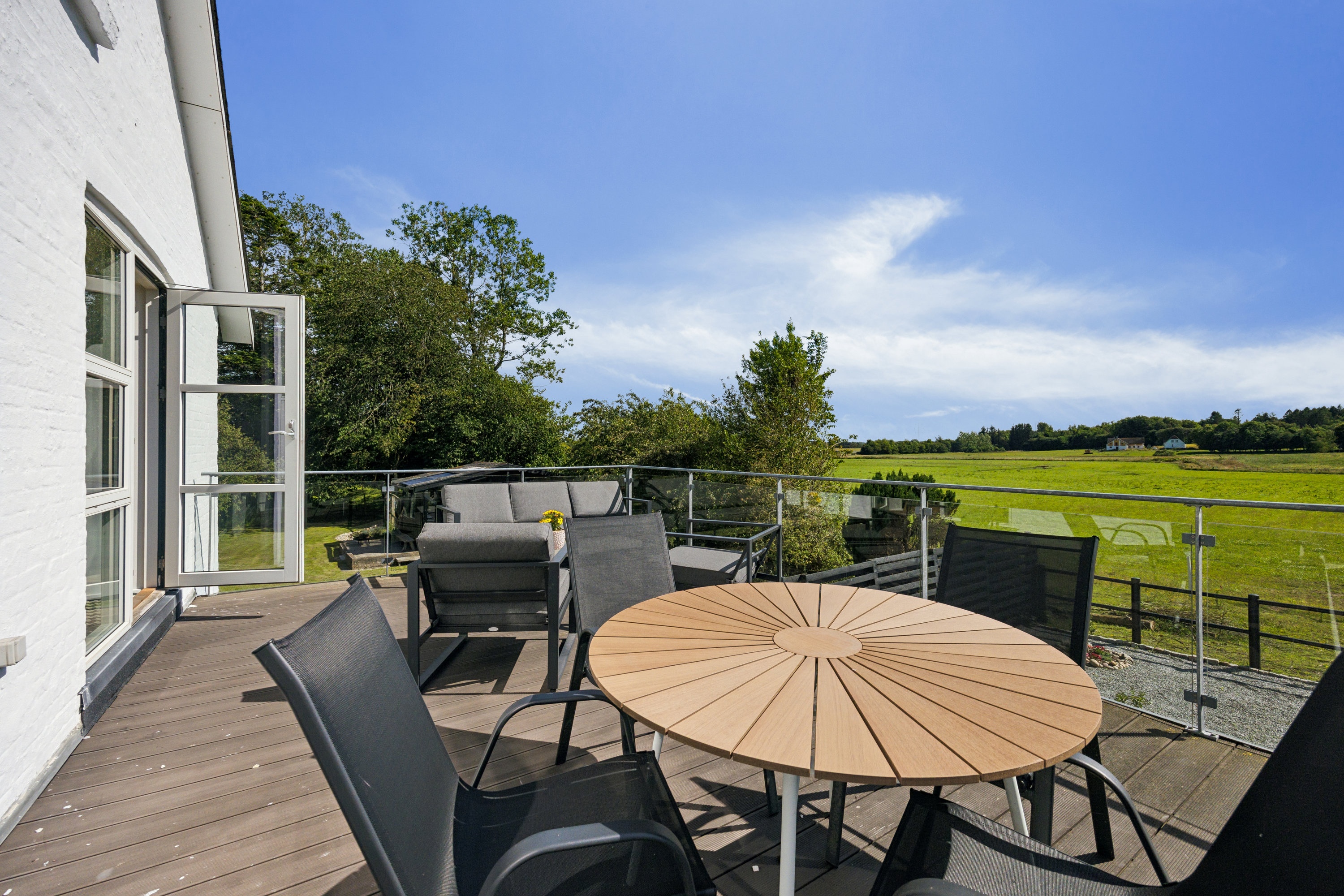 Fremhævet terrasse billede i fuldskærmstilstand. Billede af Vodskovvej 136, 9310 Vodskov