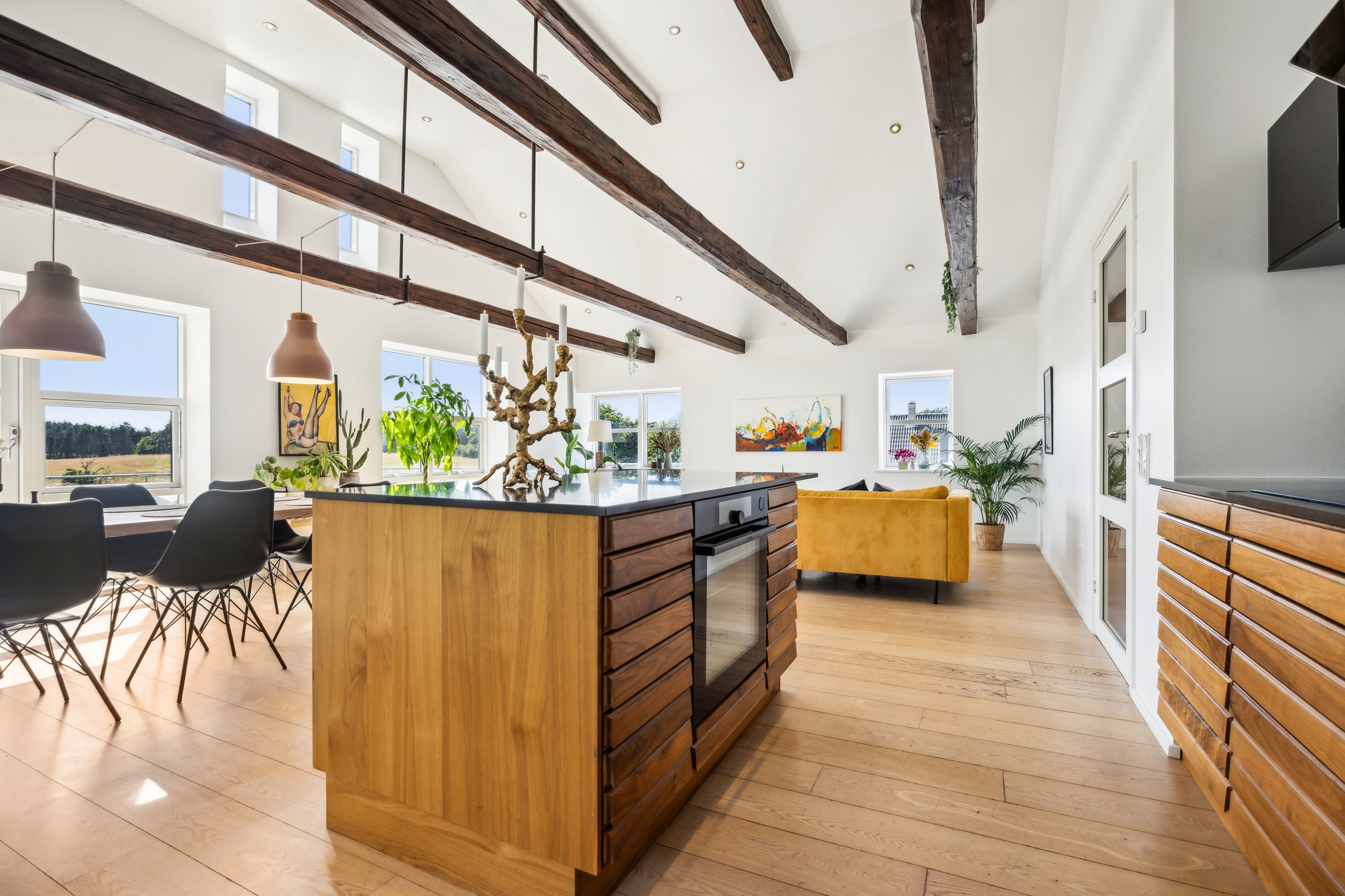 Fremhævet stue billede i fuldskærmstilstand. Billede af Vodskovvej 136, 9310 Vodskov