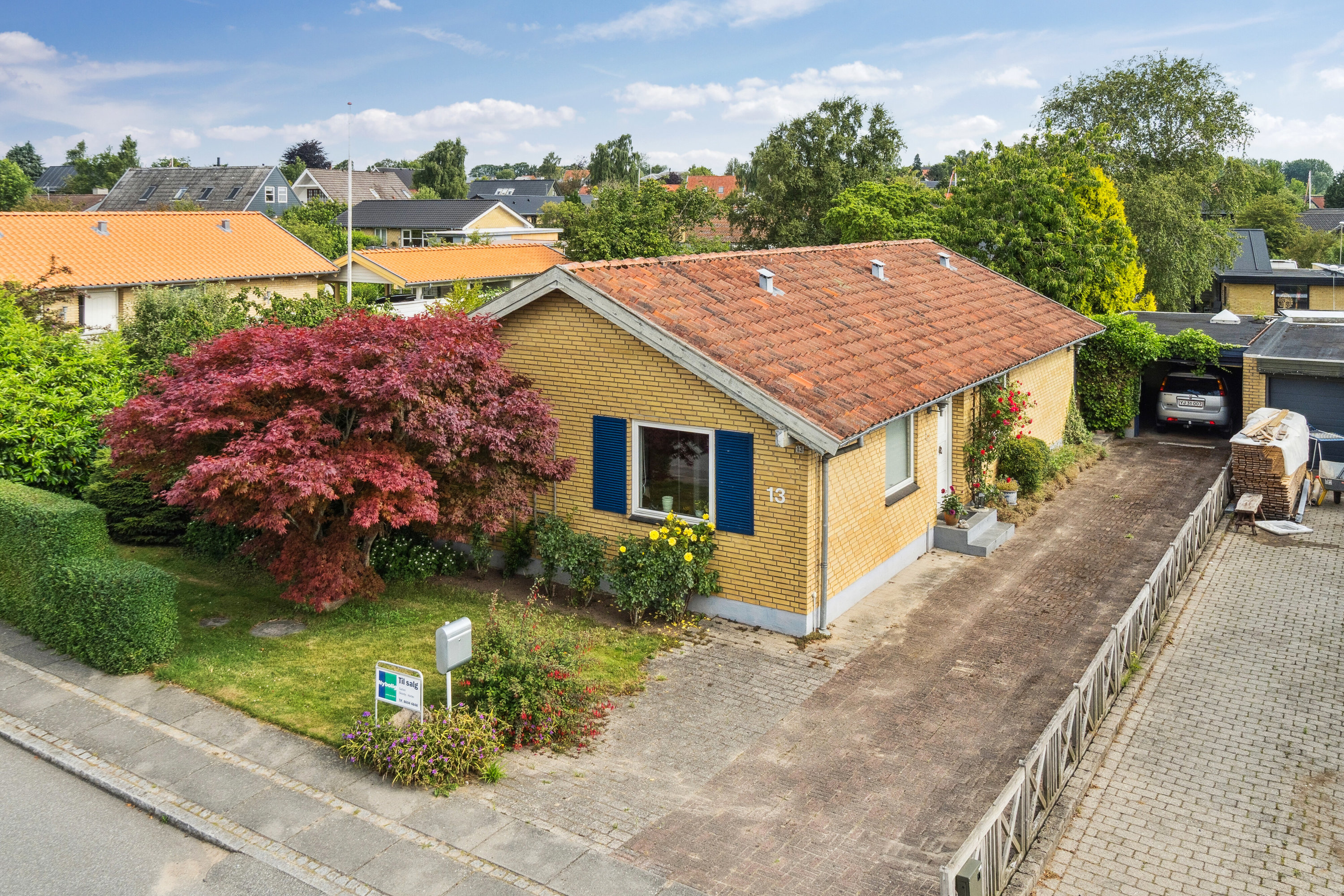Fremhævet set fra vejen billede i fuldskærmstilstand. Billede af Engsvinget 13, 8462 Harlev J