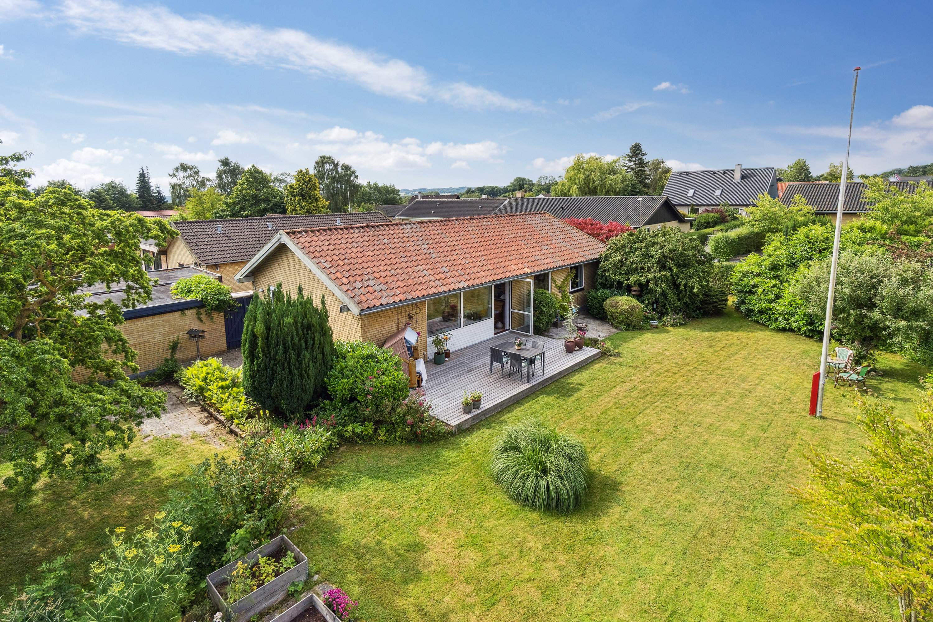 Fremhævet set fra haven billede i fuldskærmstilstand. Billede af Engsvinget 13, 8462 Harlev J
