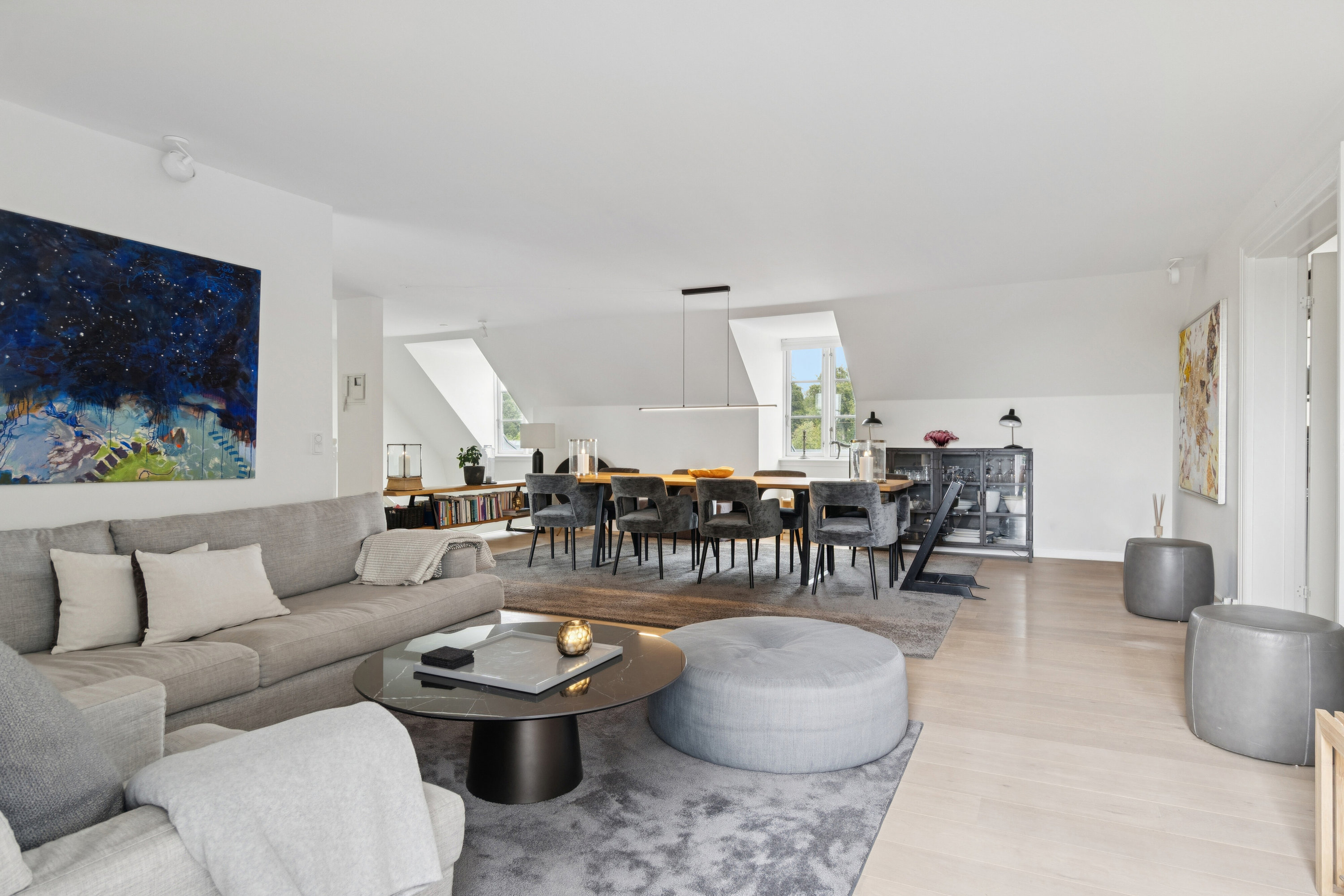 Fremhævet stue billede i fuldskærmstilstand. Billede af Dronningens Vænge 11, 1. mfth., 2800 Kongens Lyngby